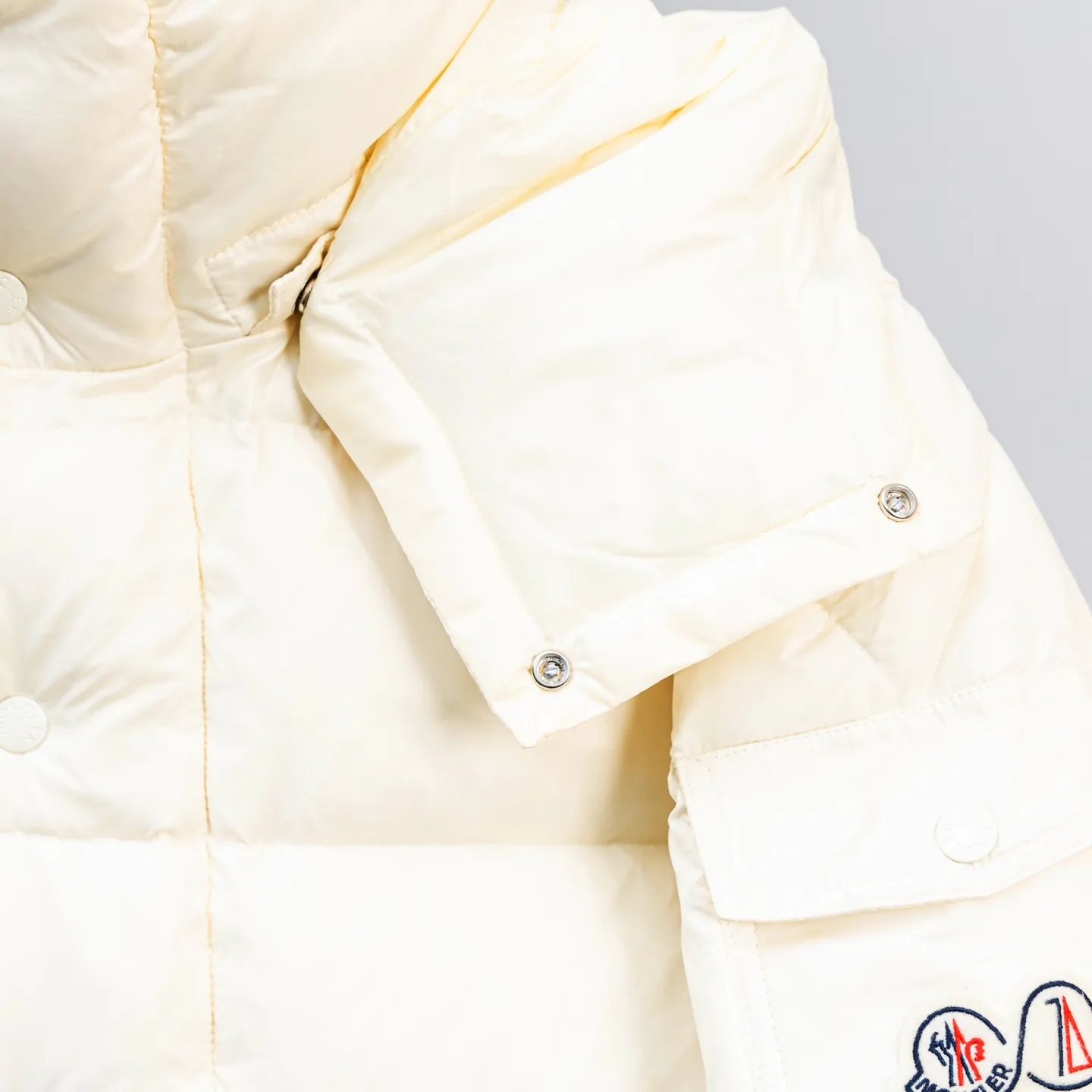 P740 Top version 🆕🆕🆕🆕Moncler/Moncler Maya 70th Anniversary Limited Down Jacket Moncler Maya classic shiny small label down jacket, the pockets on the cuffs are a perfect combination with the 70-week wool felt small label, the hood is removable, the fabric is customized and is consistent with the original version, the lacquered shiny fabric is windproof and waterproof, the same as the original version Filled with 90% white duck down, up to 400g of down, excellent thermal insulation effect, a must in cold areas Customized original accessories, complete with three labels, molded custom logo buttons Color: Black White Brown SIZE: 1 2 3 4 5