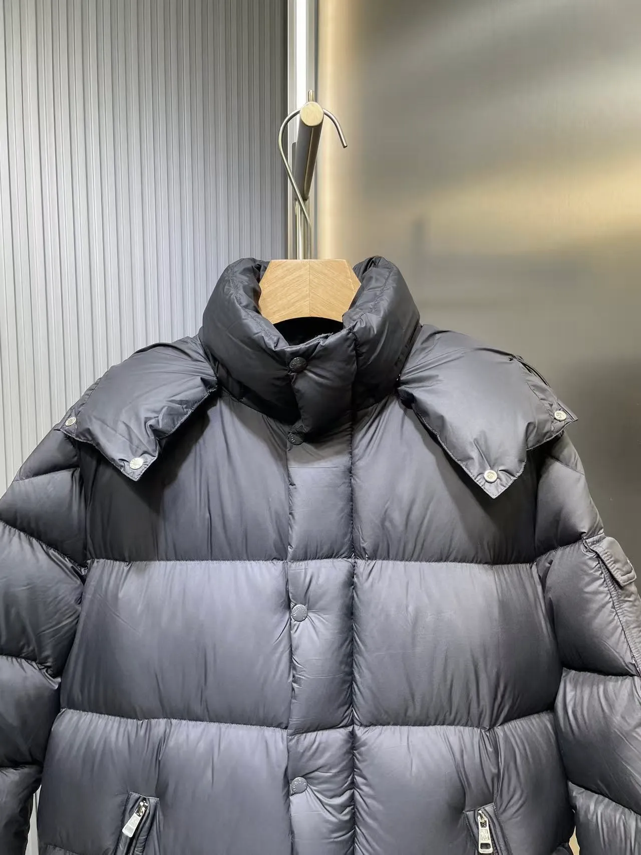 P1180 Moncler (Black) 🌟Maya Matte Long The fabric is made of the original longue saison nylon material, which effectively blocks wind and rain and keeps the interior dry and comfortable. Comfortable and wind resistant. The inner filling is made of high-quality national standard 90 white goose down, which has light fluffiness and excellent thermal insulation performance. Quilting design, classic rectangular texture, a quilting process that can not only fix down to prevent it from running away, but is also an important decorative element. Stitching technology is very important, fine stitches can better lock the velvet. The internal washing label N is equipped with an anti-counterfeiting chip and a built-in sensor to verify the authenticity. It is detachable with buckles and can be adjusted with drawstrings at the hem and cuffs. The hardware accessories are unified to restore the original zippers, using YKK brand zippers for smoother and more durable buckles, windproof design ribs on the cuffs and hem, and adjustable drawstrings. Custom woven and dyed, no color difference from the original. Perfect restoration of ingenious craftsmanship, complete three standards, customized accessories size: 12345