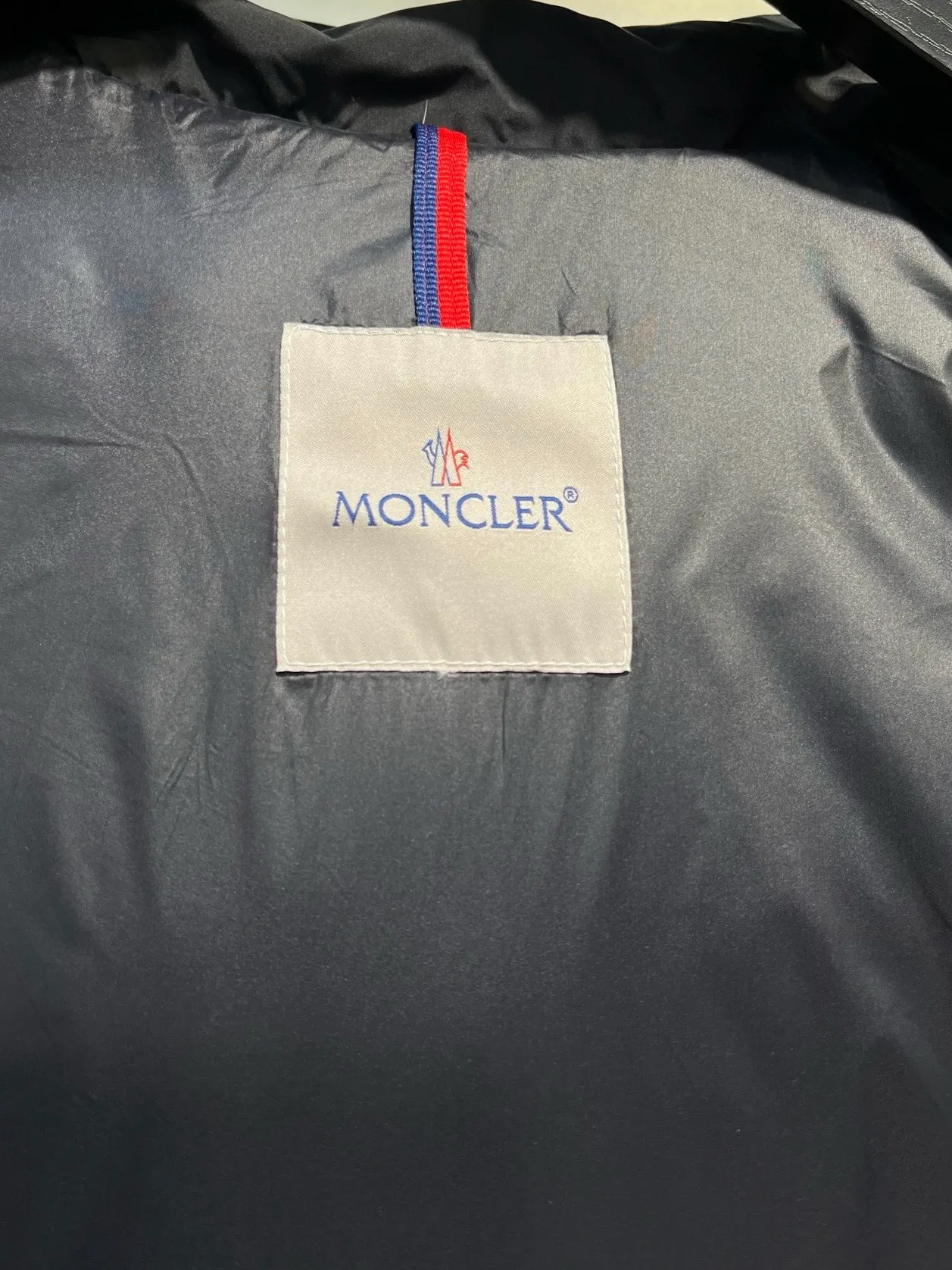 P1180 Moncler (Black) 🌟Maya Matte Long The fabric is made of the original longue saison nylon material, which effectively blocks wind and rain and keeps the interior dry and comfortable. Comfortable and wind resistant. The inner filling is made of high-quality national standard 90 white goose down, which has light fluffiness and excellent thermal insulation performance. Quilting design, classic rectangular texture, a quilting process that can not only fix down to prevent it from running away, but is also an important decorative element. Stitching technology is very important, fine stitches can better lock the velvet. The internal washing label N is equipped with an anti-counterfeiting chip and a built-in sensor to verify the authenticity. It is detachable with buckles and can be adjusted with drawstrings at the hem and cuffs. The hardware accessories are unified to restore the original zippers, using YKK brand zippers for smoother and more durable buckles, windproof design ribs on the cuffs and hem, and adjustable drawstrings. Custom woven and dyed, no color difference from the original. Perfect restoration of ingenious craftsmanship, complete three standards, customized accessories size: 12345