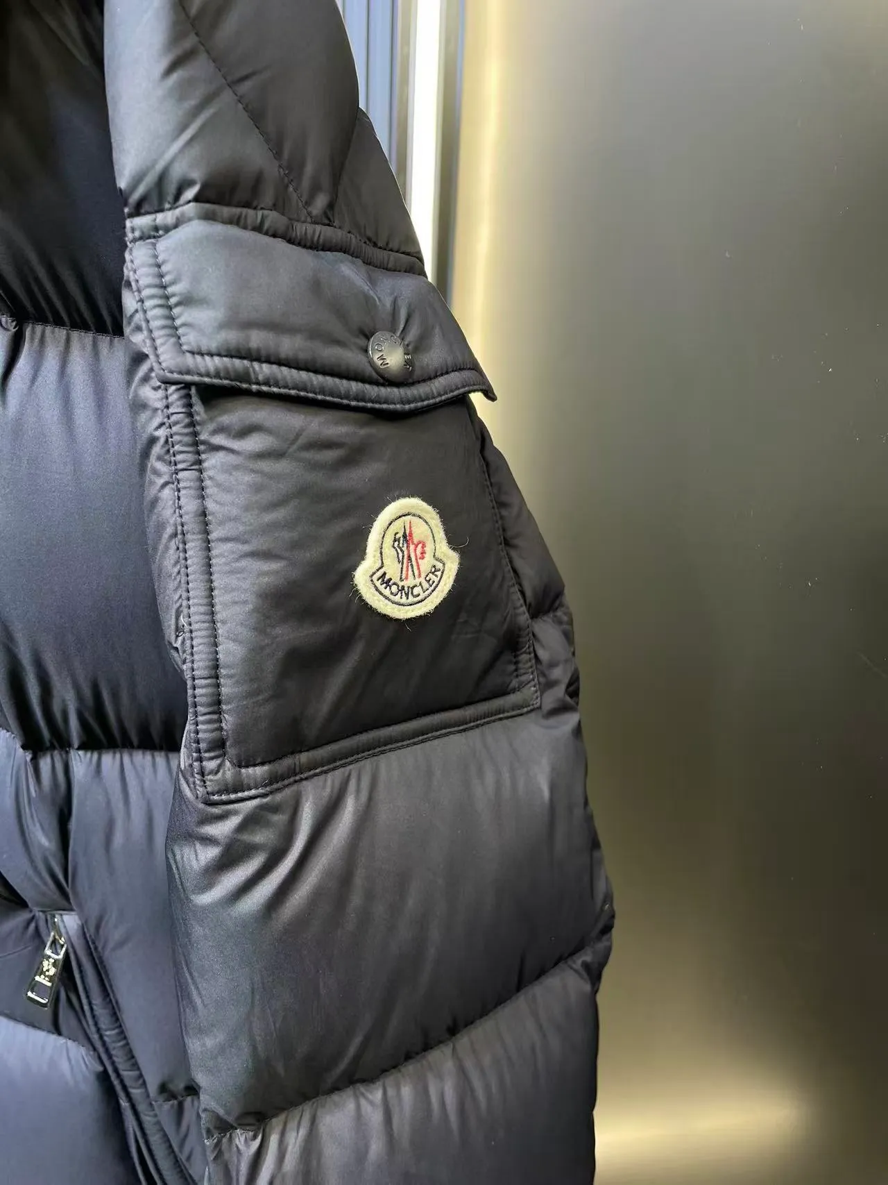 P1180 Moncler (Black) 🌟Maya Matte Long The fabric is made of the original longue saison nylon material, which effectively blocks wind and rain and keeps the interior dry and comfortable. Comfortable and wind resistant. The inner filling is made of high-quality national standard 90 white goose down, which has light fluffiness and excellent thermal insulation performance. Quilting design, classic rectangular texture, a quilting process that can not only fix down to prevent it from running away, but is also an important decorative element. Stitching technology is very important, fine stitches can better lock the velvet. The internal washing label N is equipped with an anti-counterfeiting chip and a built-in sensor to verify the authenticity. It is detachable with buckles and can be adjusted with drawstrings at the hem and cuffs. The hardware accessories are unified to restore the original zippers, using YKK brand zippers for smoother and more durable buckles, windproof design ribs on the cuffs and hem, and adjustable drawstrings. Custom woven and dyed, no color difference from the original. Perfect restoration of ingenious craftsmanship, complete three standards, customized accessories size: 12345