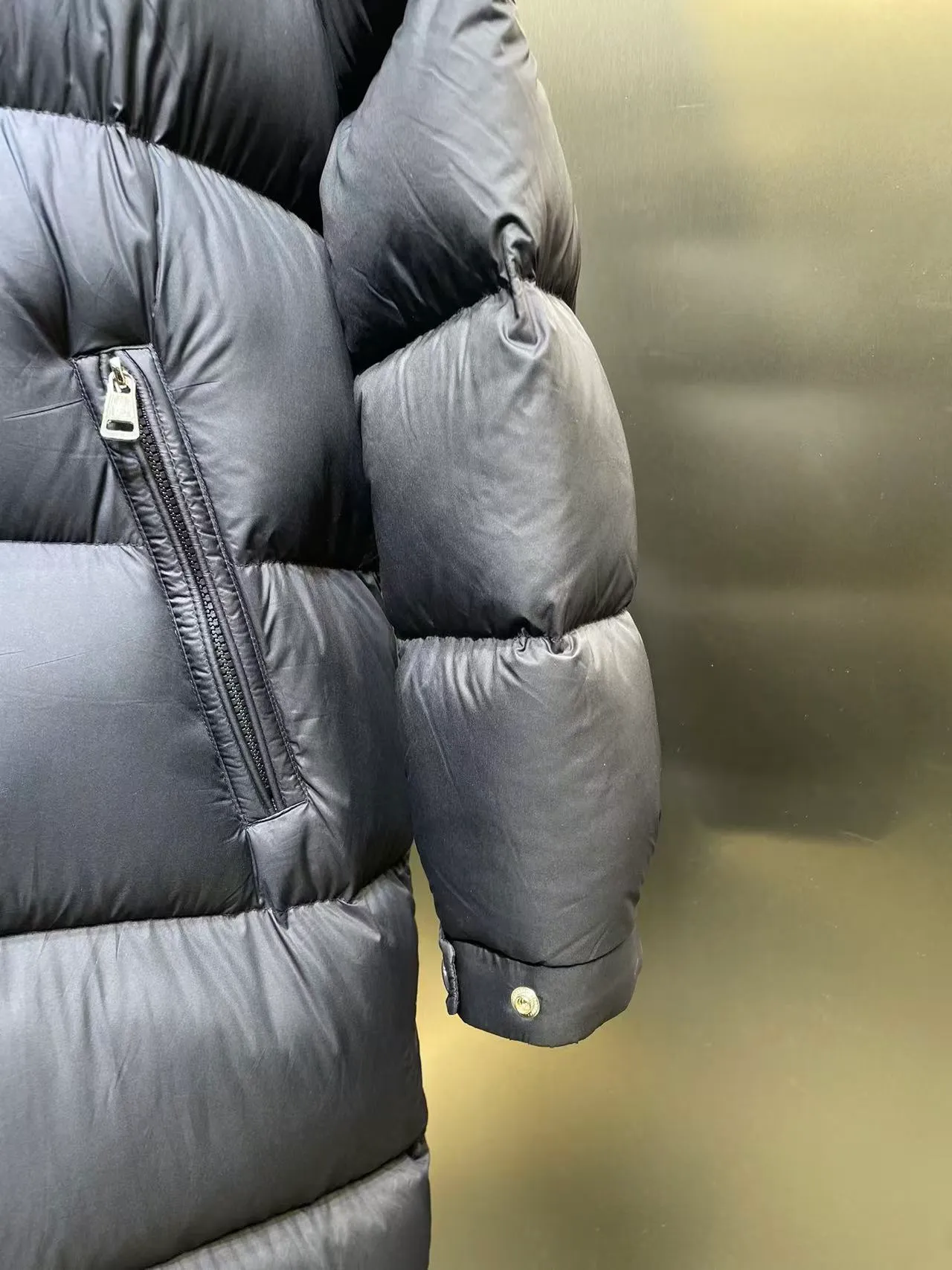 P1180 Moncler (Black) 🌟Maya Matte Long The fabric is made of the original longue saison nylon material, which effectively blocks wind and rain and keeps the interior dry and comfortable. Comfortable and wind resistant. The inner filling is made of high-quality national standard 90 white goose down, which has light fluffiness and excellent thermal insulation performance. Quilting design, classic rectangular texture, a quilting process that can not only fix down to prevent it from running away, but is also an important decorative element. Stitching technology is very important, fine stitches can better lock the velvet. The internal washing label N is equipped with an anti-counterfeiting chip and a built-in sensor to verify the authenticity. It is detachable with buckles and can be adjusted with drawstrings at the hem and cuffs. The hardware accessories are unified to restore the original zippers, using YKK brand zippers for smoother and more durable buckles, windproof design ribs on the cuffs and hem, and adjustable drawstrings. Custom woven and dyed, no color difference from the original. Perfect restoration of ingenious craftsmanship, complete three standards, customized accessories size: 12345