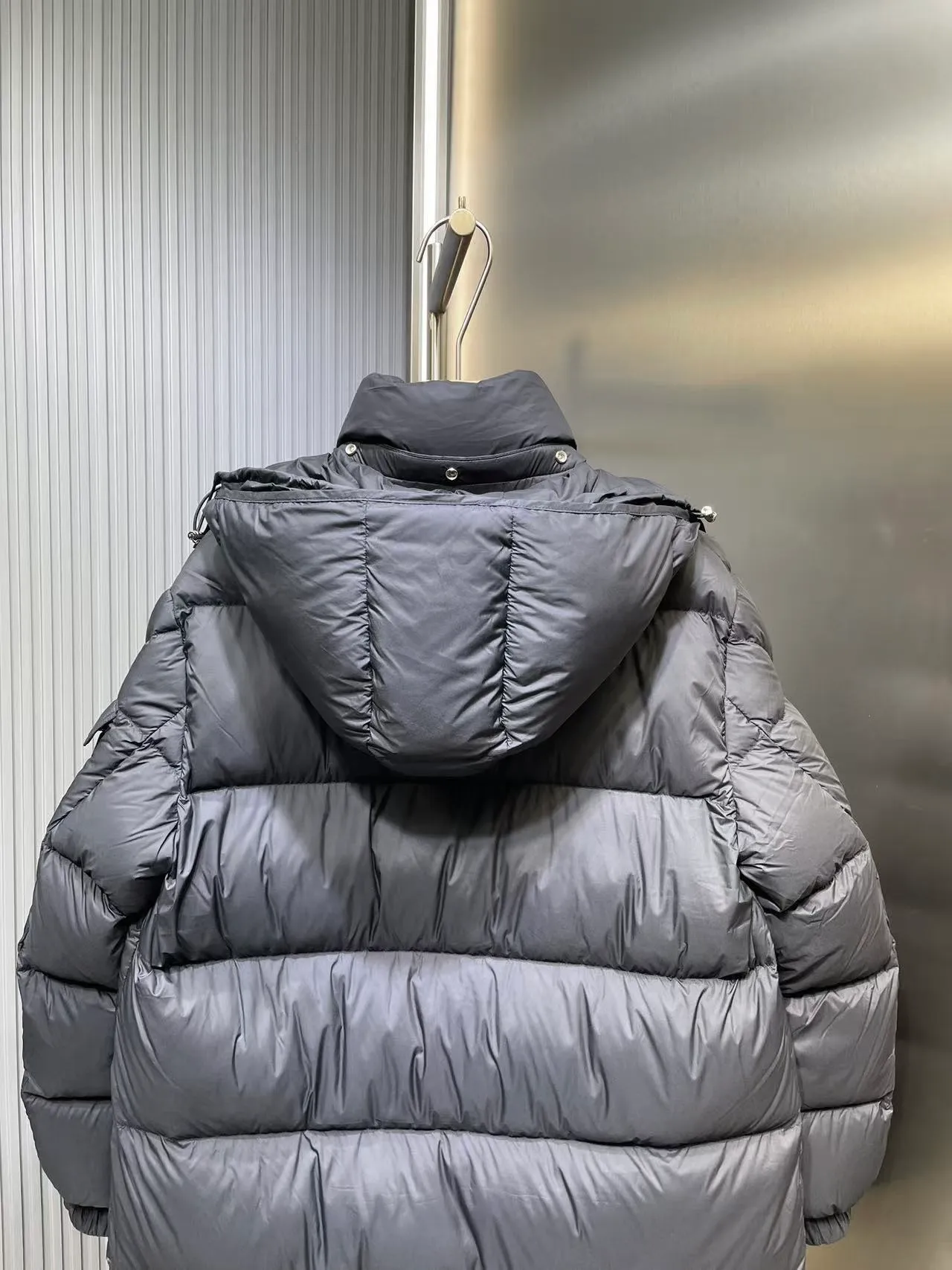 P1180 Moncler (Black) 🌟Maya Matte Long The fabric is made of the original longue saison nylon material, which effectively blocks wind and rain and keeps the interior dry and comfortable. Comfortable and wind resistant. The inner filling is made of high-quality national standard 90 white goose down, which has light fluffiness and excellent thermal insulation performance. Quilting design, classic rectangular texture, a quilting process that can not only fix down to prevent it from running away, but is also an important decorative element. Stitching technology is very important, fine stitches can better lock the velvet. The internal washing label N is equipped with an anti-counterfeiting chip and a built-in sensor to verify the authenticity. It is detachable with buckles and can be adjusted with drawstrings at the hem and cuffs. The hardware accessories are unified to restore the original zippers, using YKK brand zippers for smoother and more durable buckles, windproof design ribs on the cuffs and hem, and adjustable drawstrings. Custom woven and dyed, no color difference from the original. Perfect restoration of ingenious craftsmanship, complete three standards, customized accessories size: 12345