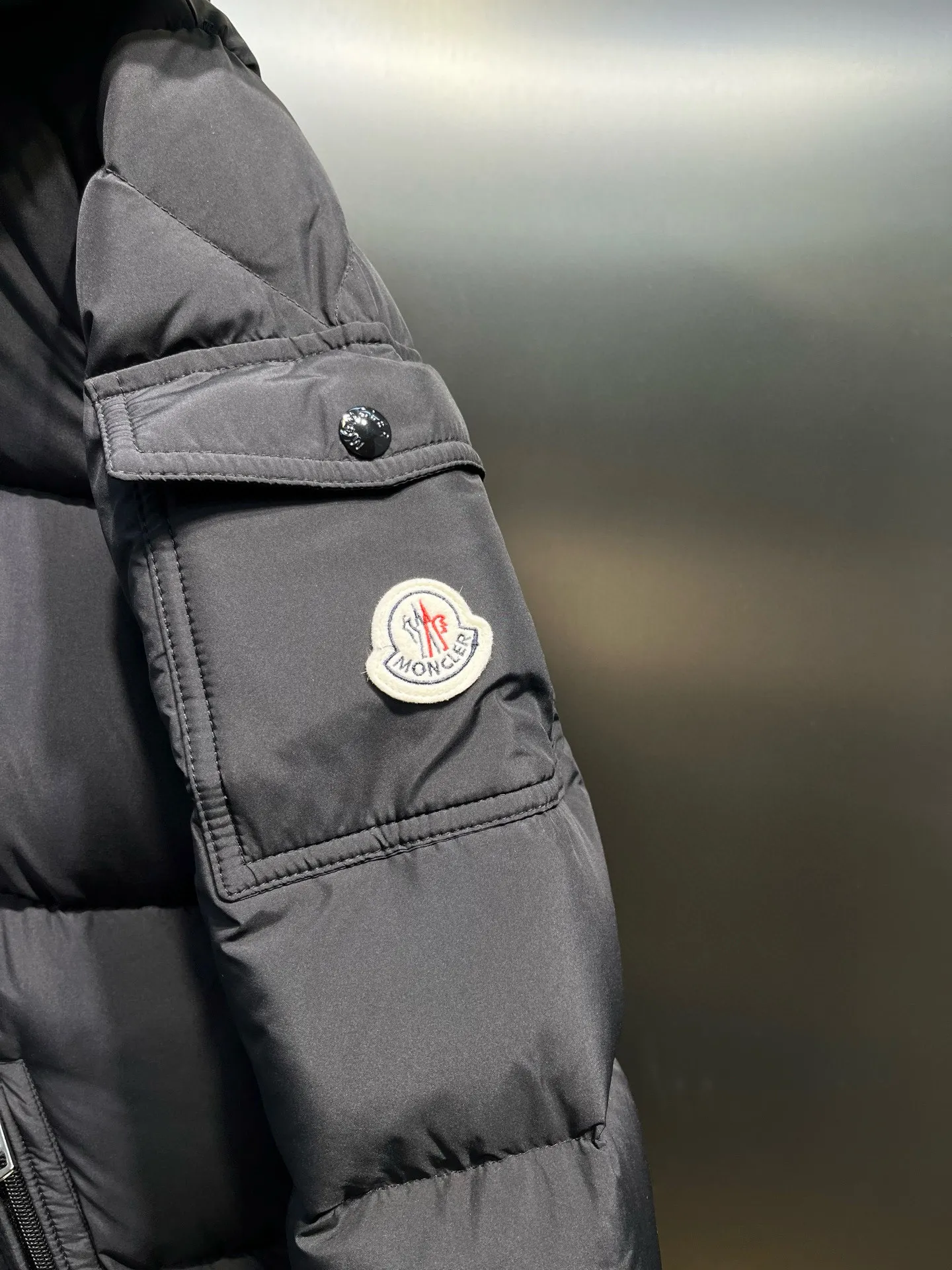 P1180 Moncler (Black) 🌟Maya Matte Long The fabric is made of the original longue saison nylon material, which effectively blocks wind and rain and keeps the interior dry and comfortable. Comfortable and wind resistant. The inner filling is made of high-quality national standard 90 white goose down, which has light fluffiness and excellent thermal insulation performance. Quilting design, classic rectangular texture, a quilting process that can not only fix down to prevent it from running away, but is also an important decorative element. Stitching technology is very important, fine stitches can better lock the velvet. The internal washing label N is equipped with an anti-counterfeiting chip and a built-in sensor to verify the authenticity. It is detachable with buckles and can be adjusted with drawstrings at the hem and cuffs. The hardware accessories are unified to restore the original zippers, using YKK brand zippers for smoother and more durable buckles, windproof design ribs on the cuffs and hem, and adjustable drawstrings. Custom woven and dyed, no color difference from the original. Perfect restoration of ingenious craftsmanship, complete three standards, customized accessories size: 12345
