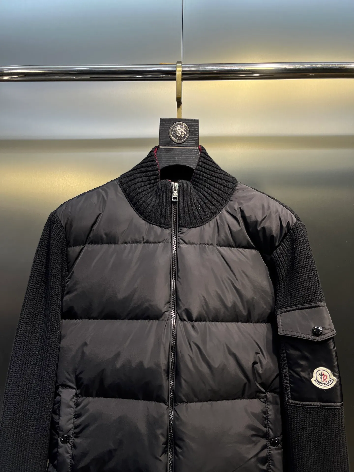 P760 moncler🌟Knitted splicing short stand-up collar This piece directly fits my aesthetic. The snap-button pocket design is super considerate, which is very convenient for daily storage of small items. It also makes the overall shape more neat. It is a blessing for detail control. The high-neck design makes the face smaller, and has excellent windproof and warm effects. It can also look beautiful in the cold wind. The cuffs and collar have contrasting stripes and are filled with 90% white duck, which is fluffy and soft. It has full warmth retention properties. It feels like being wrapped in clouds when worn. It is warm and healing. The shape is also awesome. It can be easily controlled by any body shape regardless of body shape. You can instantly become a fashionista when you put it on. Color: dark coffee, navy blue, black. Size: M-3XL