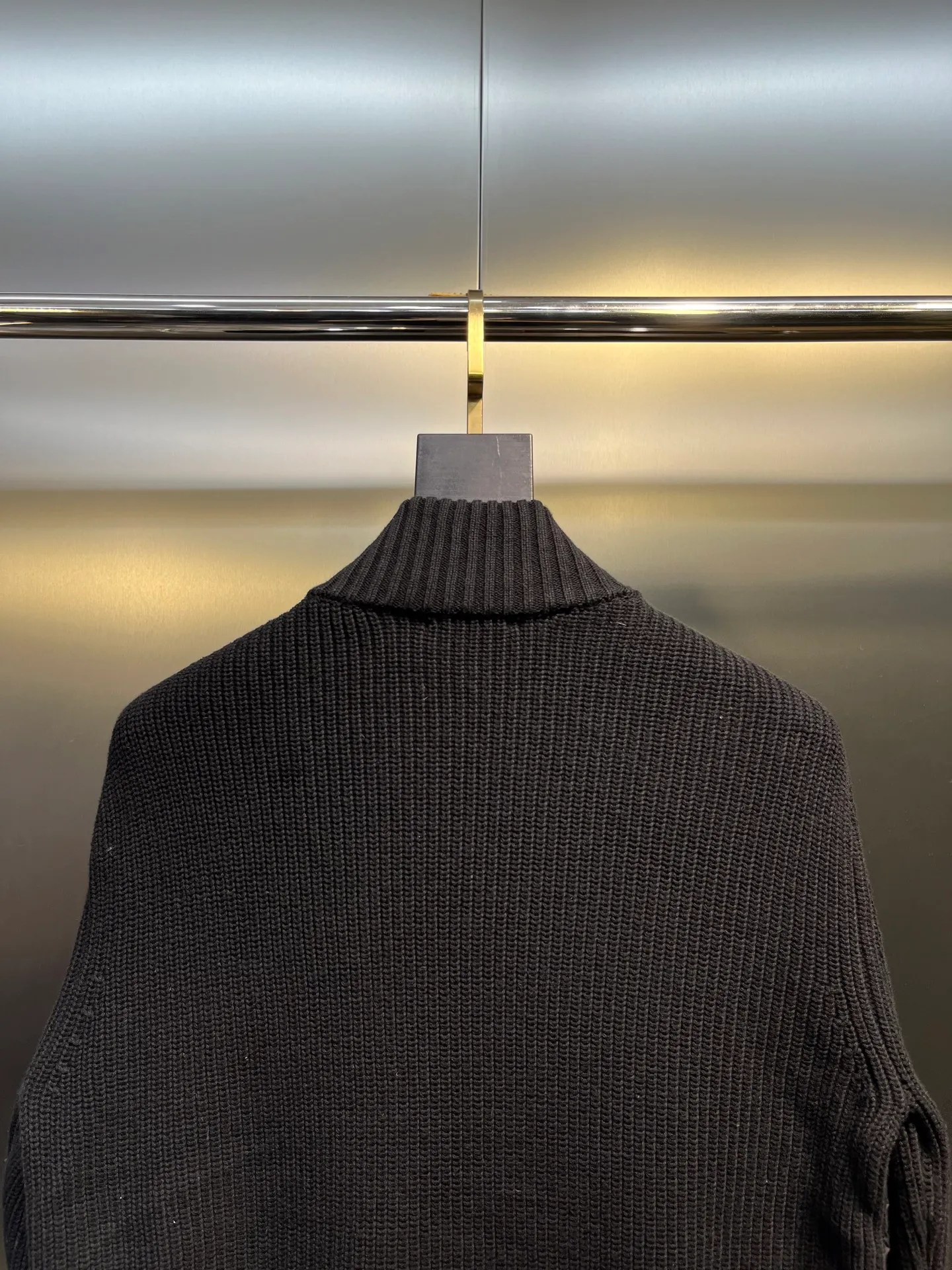 P760 moncler🌟Knitted splicing short stand-up collar This piece directly fits my aesthetic. The snap-button pocket design is super considerate, which is very convenient for daily storage of small items. It also makes the overall shape more neat. It is a blessing for detail control. The high-neck design makes the face smaller, and has excellent windproof and warm effects. It can also look beautiful in the cold wind. The cuffs and collar have contrasting stripes and are filled with 90% white duck, which is fluffy and soft. It has full warmth retention properties. It feels like being wrapped in clouds when worn. It is warm and healing. The shape is also awesome. It can be easily controlled by any body shape regardless of body shape. You can instantly become a fashionista when you put it on. Color: dark coffee, navy blue, black. Size: M-3XL