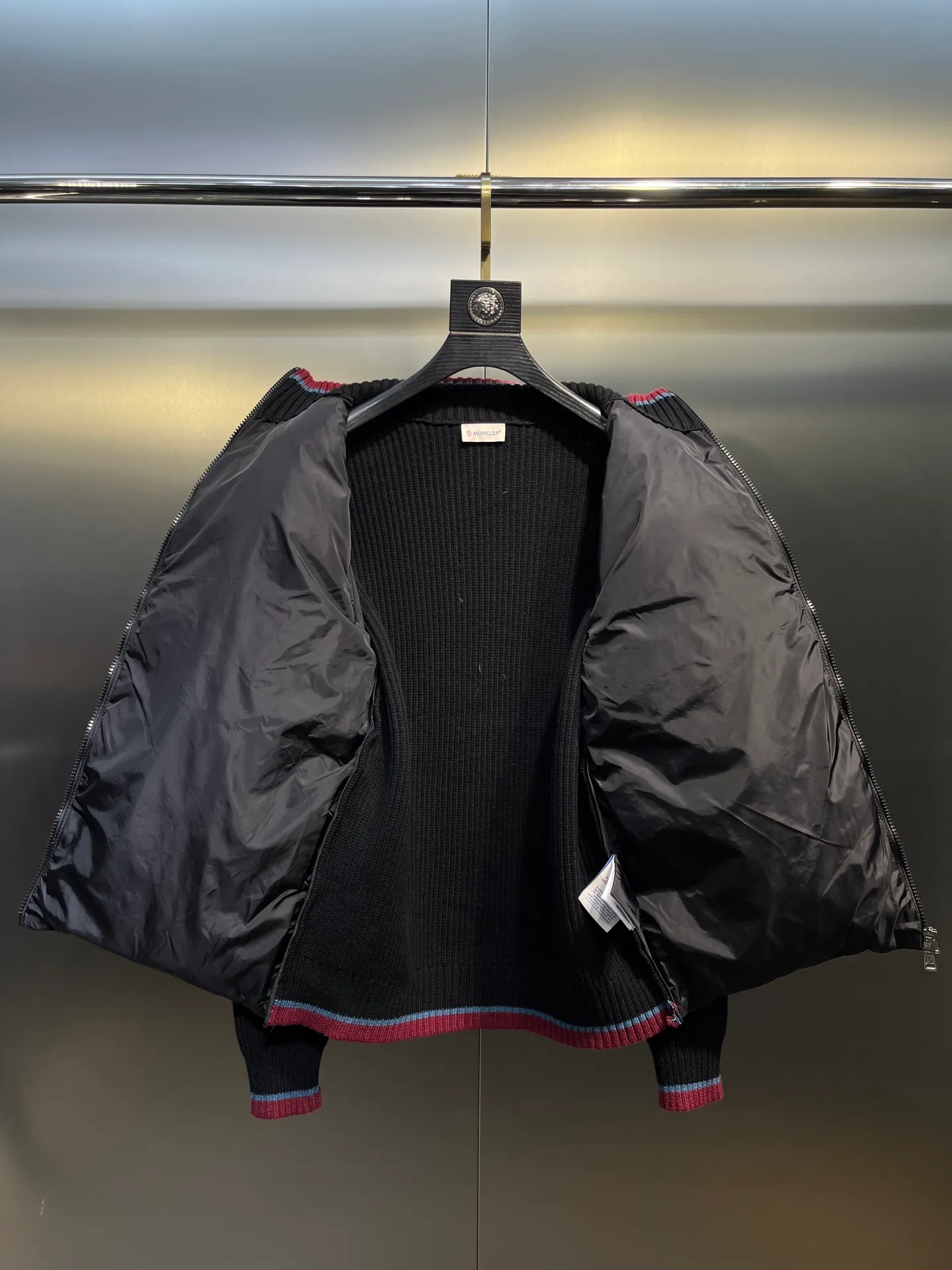 P760 moncler🌟Knitted splicing short stand-up collar This piece directly fits my aesthetic. The snap-button pocket design is super considerate, which is very convenient for daily storage of small items. It also makes the overall shape more neat. It is a blessing for detail control. The high-neck design makes the face smaller, and has excellent windproof and warm effects. It can also look beautiful in the cold wind. The cuffs and collar have contrasting stripes and are filled with 90% white duck, which is fluffy and soft. It has full warmth retention properties. It feels like being wrapped in clouds when worn. It is warm and healing. The shape is also awesome. It can be easily controlled by any body shape regardless of body shape. You can instantly become a fashionista when you put it on. Color: dark coffee, navy blue, black. Size: M-3XL