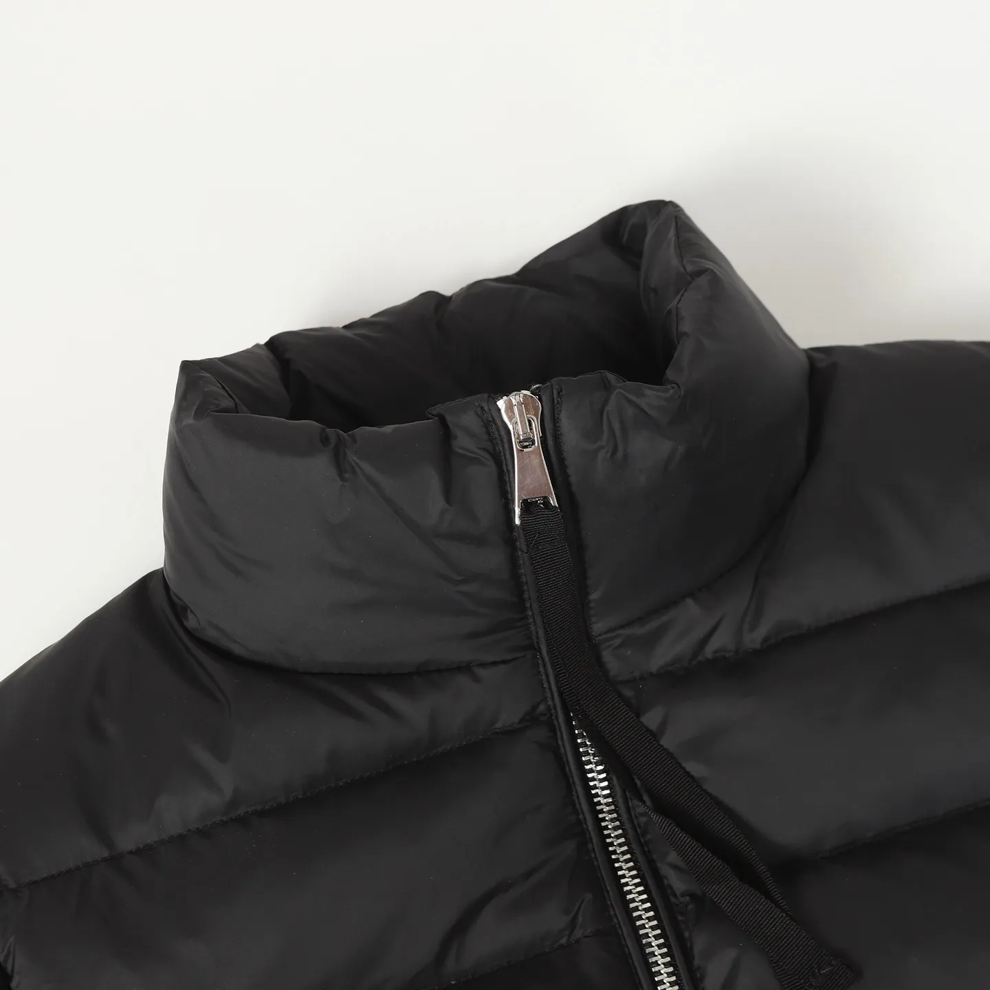 P560 Moncler｜Matched wool knitted down stand-collar down jacket 1️⃣Original Nfc anti-counterfeiting chip 2️⃣90 duck down, the most abundant on the market, never fake goose down and a series of misunderstandings 3️⃣ Fabric: 100% nylon; Lining: 100% nylon, one of the best on the market, everything is customized according to the original version. 4⃣️The electroplated hardware produced by the original processing factory is all customized by the original factory, and is not a replica of various types on the market. 5⃣️Produced by a same OEM factory, it has always been unambiguous in terms of quality. When shipped by a large factory, everyone understands the workmanship, QA and QC quality inspection. It is not comparable to small factories in the market.  Mouth-mounted down jackets, let’s not brag, there is almost no one that can do better than us! Make an original product with care, so that every customer has the confidence to introduce it to his customers: This is the top replica version in China. Good products do not need too many soft articles to set off, only junk products will boast: the original ZP uses thousands of words to impress consumers!  Size: S M L Color: White Black