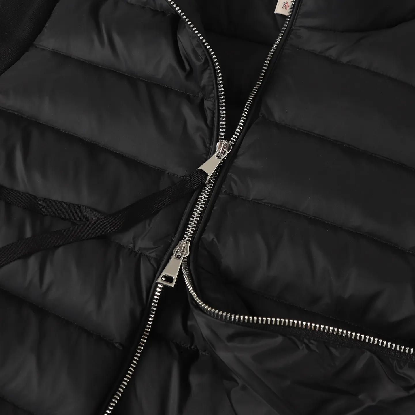 P560 Moncler｜Matched wool knitted down stand-collar down jacket 1️⃣Original Nfc anti-counterfeiting chip 2️⃣90 duck down, the most abundant on the market, never fake goose down and a series of misunderstandings 3️⃣ Fabric: 100% nylon; Lining: 100% nylon, one of the best on the market, everything is customized according to the original version. 4⃣️The electroplated hardware produced by the original processing factory is all customized by the original factory, and is not a replica of various types on the market. 5⃣️Produced by a same OEM factory, it has always been unambiguous in terms of quality. When shipped by a large factory, everyone understands the workmanship, QA and QC quality inspection. It is not comparable to small factories in the market.  Mouth-mounted down jackets, let’s not brag, there is almost no one that can do better than us! Make an original product with care, so that every customer has the confidence to introduce it to his customers: This is the top replica version in China. Good products do not need too many soft articles to set off, only junk products will boast: the original ZP uses thousands of words to impress consumers!  Size: S M L Color: White Black