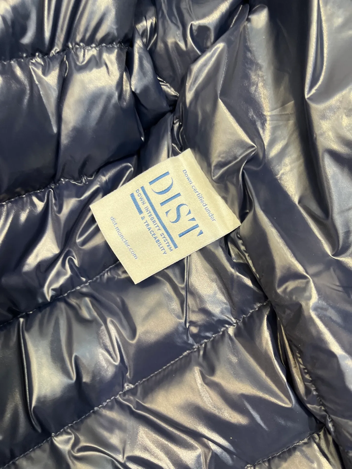 P880 Moncler🌟A representative piece of classic design, the Galion down jacket is made of iconic nylon laqué fabric. Available in a variety of colors, the straight fit and block quilting of this hooded down jacket make it a classic - a true wardrobe staple.  size: 12345