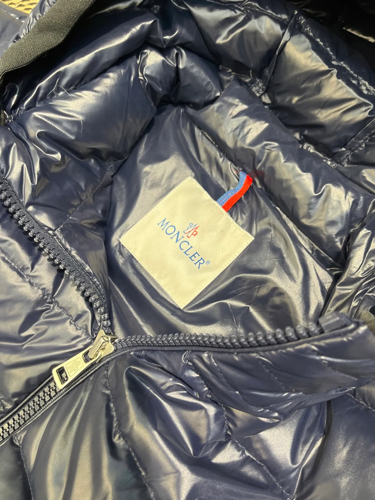 P880 Moncler🌟A representative piece of classic design, the Galion down jacket is made of iconic nylon laqué fabric. Available in a variety of colors, the straight fit and block quilting of this hooded down jacket make it a classic - a true wardrobe staple.  size: 12345