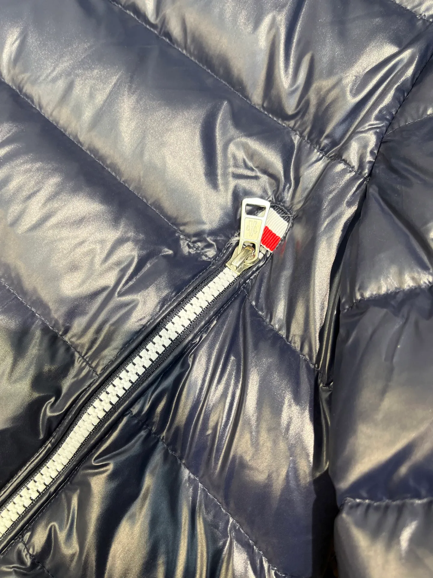 P880 Moncler🌟A representative piece of classic design, the Galion down jacket is made of iconic nylon laqué fabric. Available in a variety of colors, the straight fit and block quilting of this hooded down jacket make it a classic - a true wardrobe staple.  size: 12345