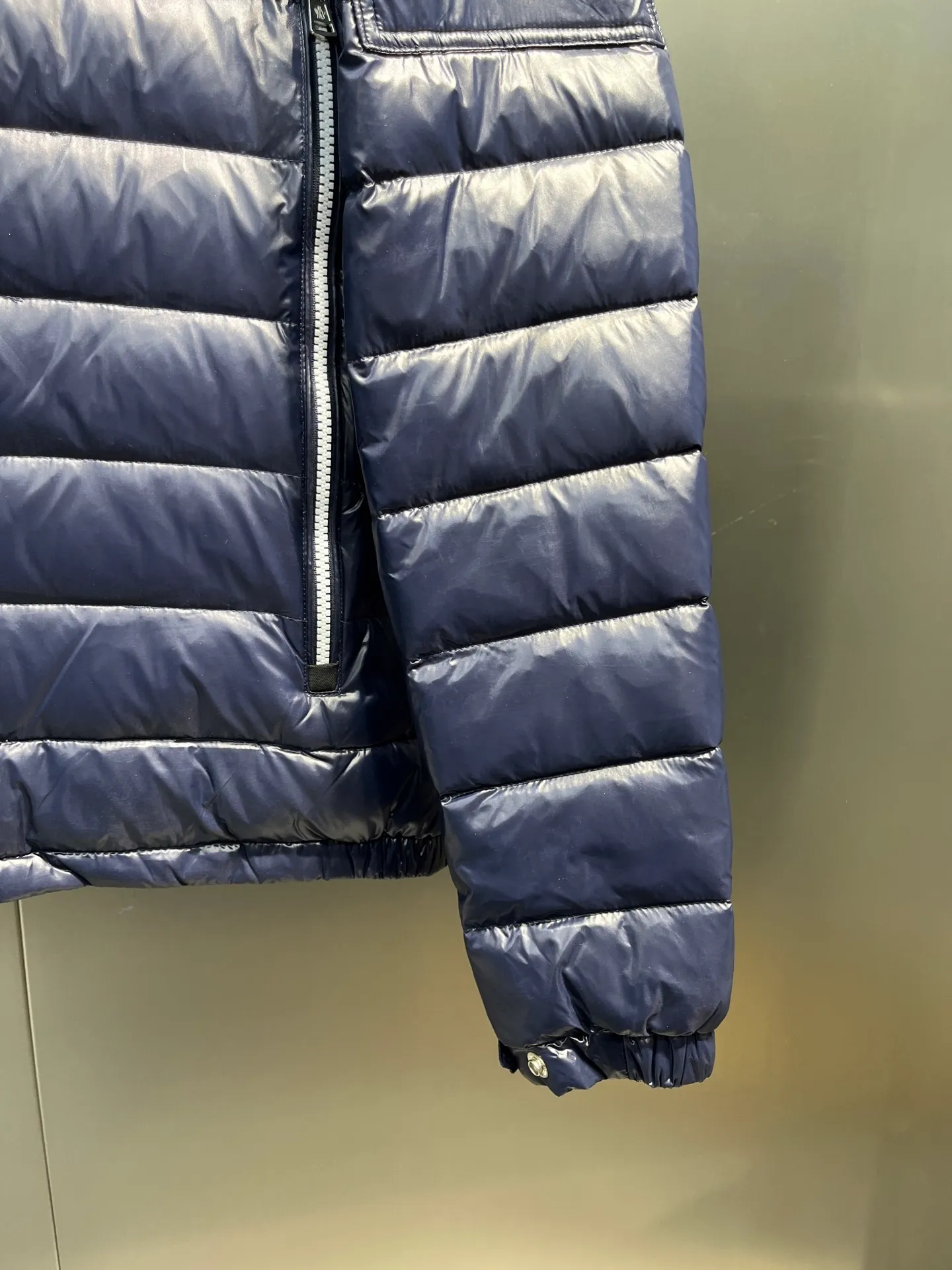 P880 Moncler🌟A representative piece of classic design, the Galion down jacket is made of iconic nylon laqué fabric. Available in a variety of colors, the straight fit and block quilting of this hooded down jacket make it a classic - a true wardrobe staple.  size: 12345
