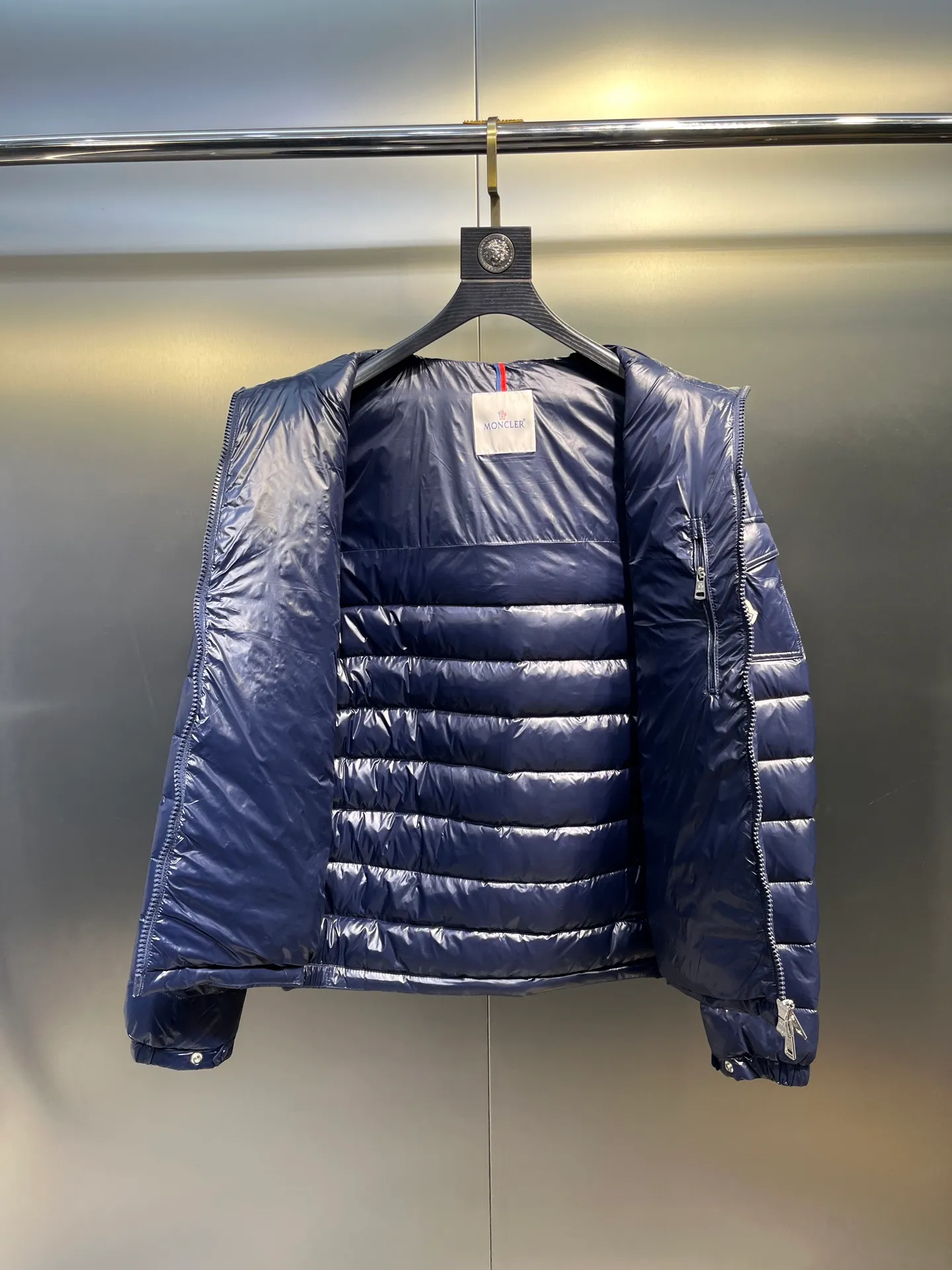 P880 Moncler🌟A representative piece of classic design, the Galion down jacket is made of iconic nylon laqué fabric. Available in a variety of colors, the straight fit and block quilting of this hooded down jacket make it a classic - a true wardrobe staple.  size: 12345