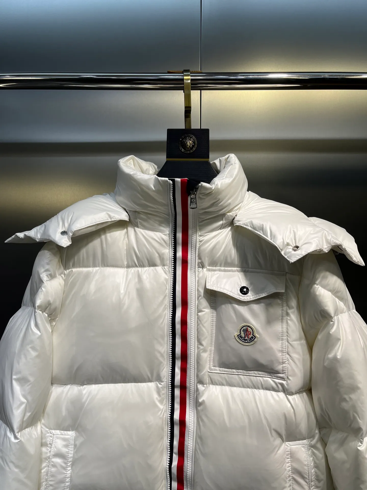 P700 moncler🌟 Black Mouth Rainbow Strips🌈 (double zipper, top version comes with handbag) Moncler Moncler Moncler Maya Ribbon Double Zipper Series Classic and versatile down jacket for men and women. There are too many versions on the market, quality and price are proportional. ➖Authentic synchronous anti-counterfeiting chip induction! ➖The high version of the classic series will never be misleading like false goose down! ➖15d nylon fabric lining is of the highest standard, never velvet! ➖The original Velcro is durable, and the accessories and hardware are all custom-made from the original factory, 100% restoring the replica quality! ➖The perfect combination of every link ensures the smoothness of every piece of clothing, the Rolls-Royce of down jackets!   Size: 1-5