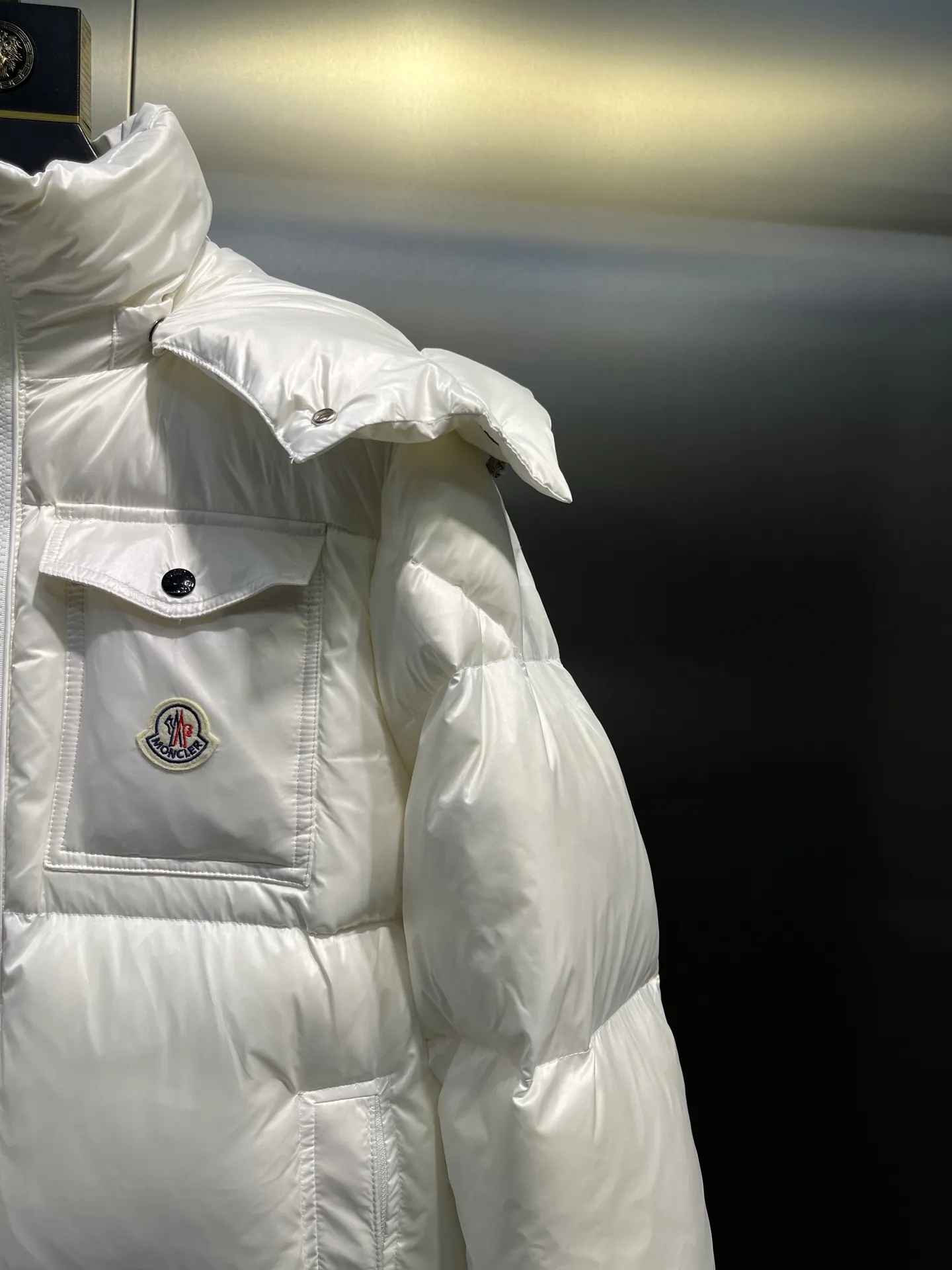 P700 moncler🌟 Black Mouth Rainbow Strips🌈 (double zipper, top version comes with handbag) Moncler Moncler Moncler Maya Ribbon Double Zipper Series Classic and versatile down jacket for men and women. There are too many versions on the market, quality and price are proportional. ➖Authentic synchronous anti-counterfeiting chip induction! ➖The high version of the classic series will never be misleading like false goose down! ➖15d nylon fabric lining is of the highest standard, never velvet! ➖The original Velcro is durable, and the accessories and hardware are all custom-made from the original factory, 100% restoring the replica quality! ➖The perfect combination of every link ensures the smoothness of every piece of clothing, the Rolls-Royce of down jackets!   Size: 1-5