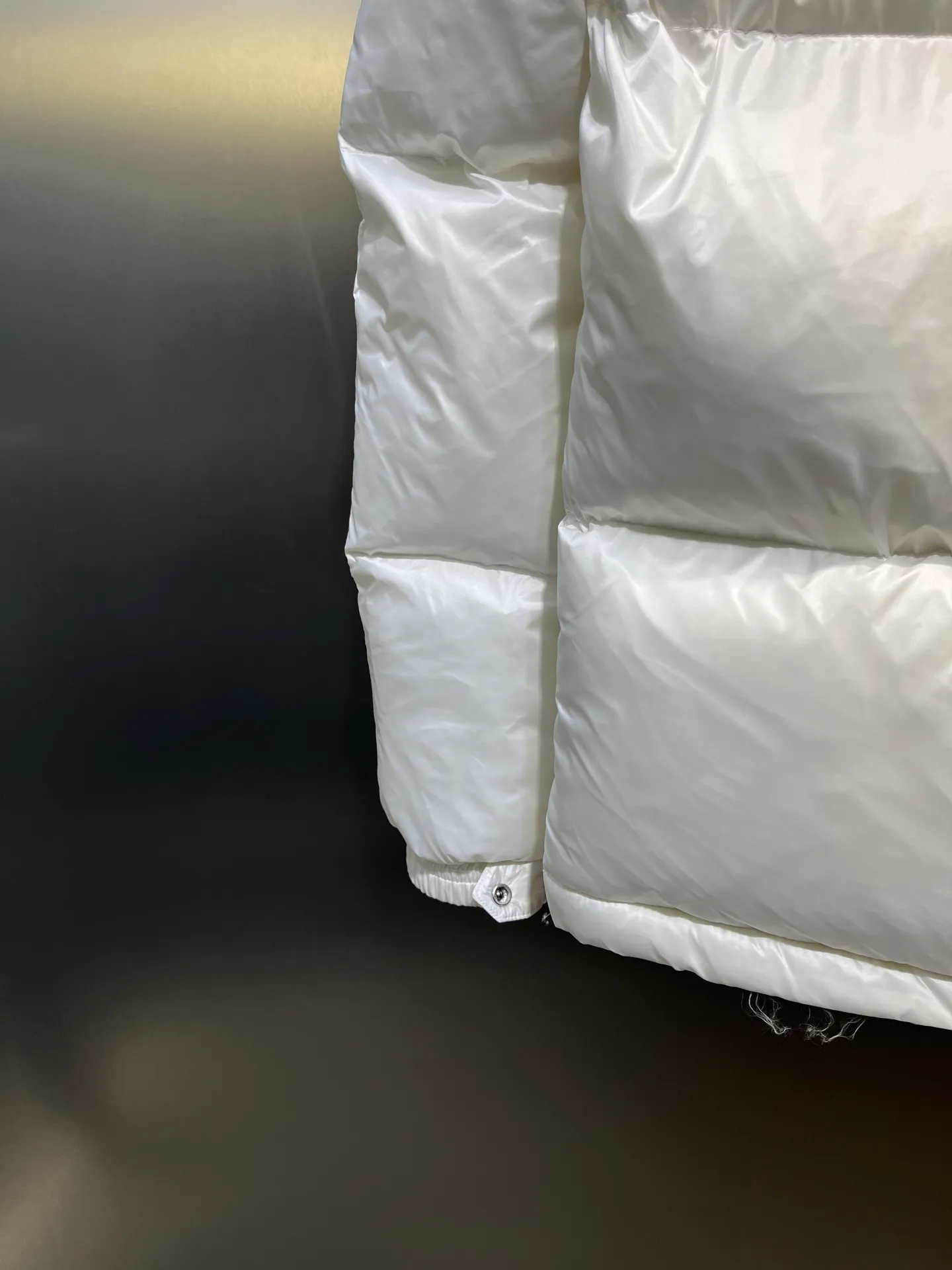 P700 moncler🌟 Black Mouth Rainbow Strips🌈 (double zipper, top version comes with handbag) Moncler Moncler Moncler Maya Ribbon Double Zipper Series Classic and versatile down jacket for men and women. There are too many versions on the market, quality and price are proportional. ➖Authentic synchronous anti-counterfeiting chip induction! ➖The high version of the classic series will never be misleading like false goose down! ➖15d nylon fabric lining is of the highest standard, never velvet! ➖The original Velcro is durable, and the accessories and hardware are all custom-made from the original factory, 100% restoring the replica quality! ➖The perfect combination of every link ensures the smoothness of every piece of clothing, the Rolls-Royce of down jackets!   Size: 1-5