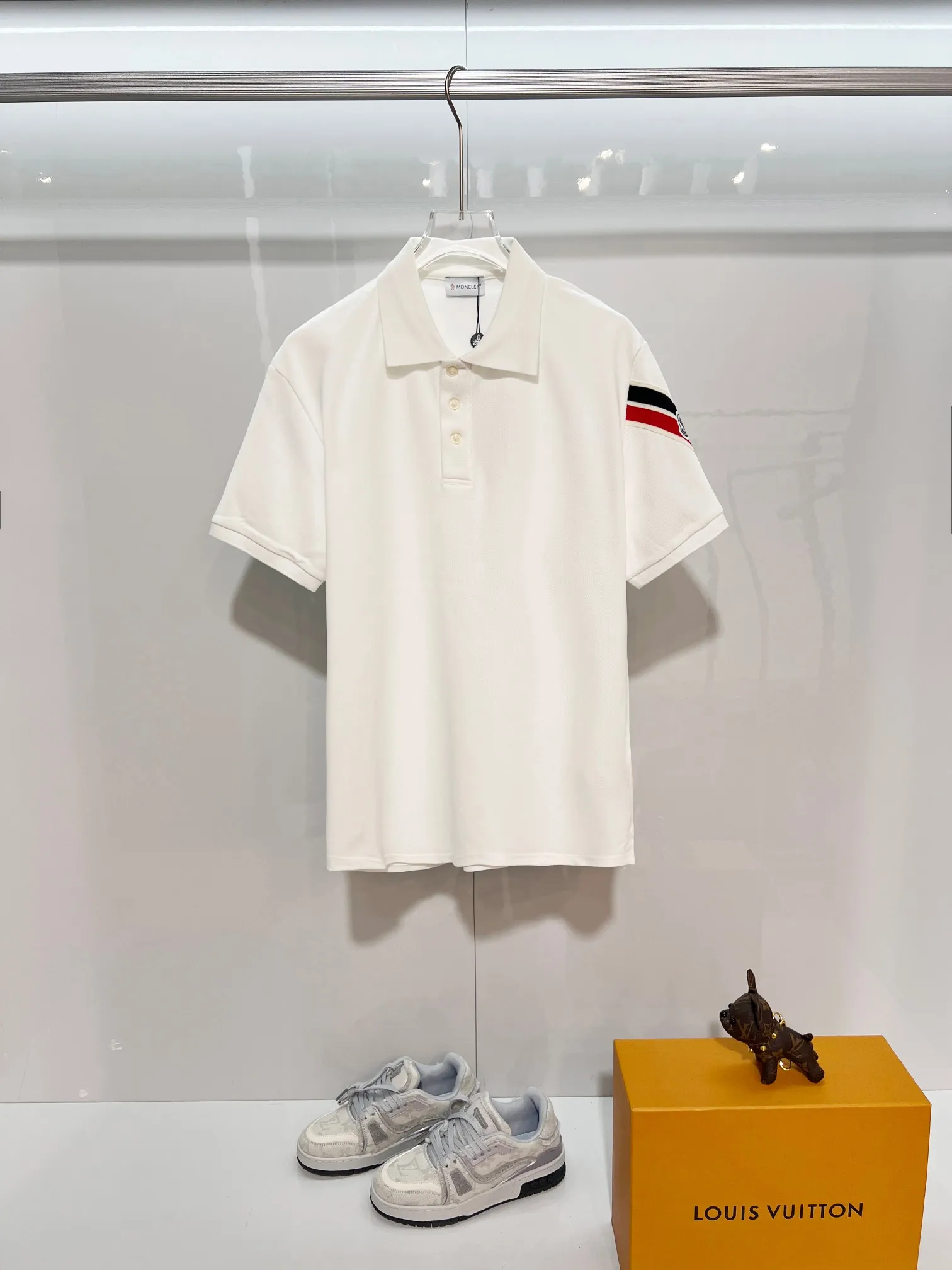 P180 MONCLER/muzzle casual short-sleeved lapel polo shirt, brand classic, simple, contrasting color stripes on the sleeves, small badge letter LOGO, same style for men and women, 2026ss new early spring official synchronization, high version, high quality, fashionable personality, versatile trend, pure original quality, custom pique fabric, tag, collar label, washed wheat, three labels complete, color: black, white. Size: S M L XL XXL