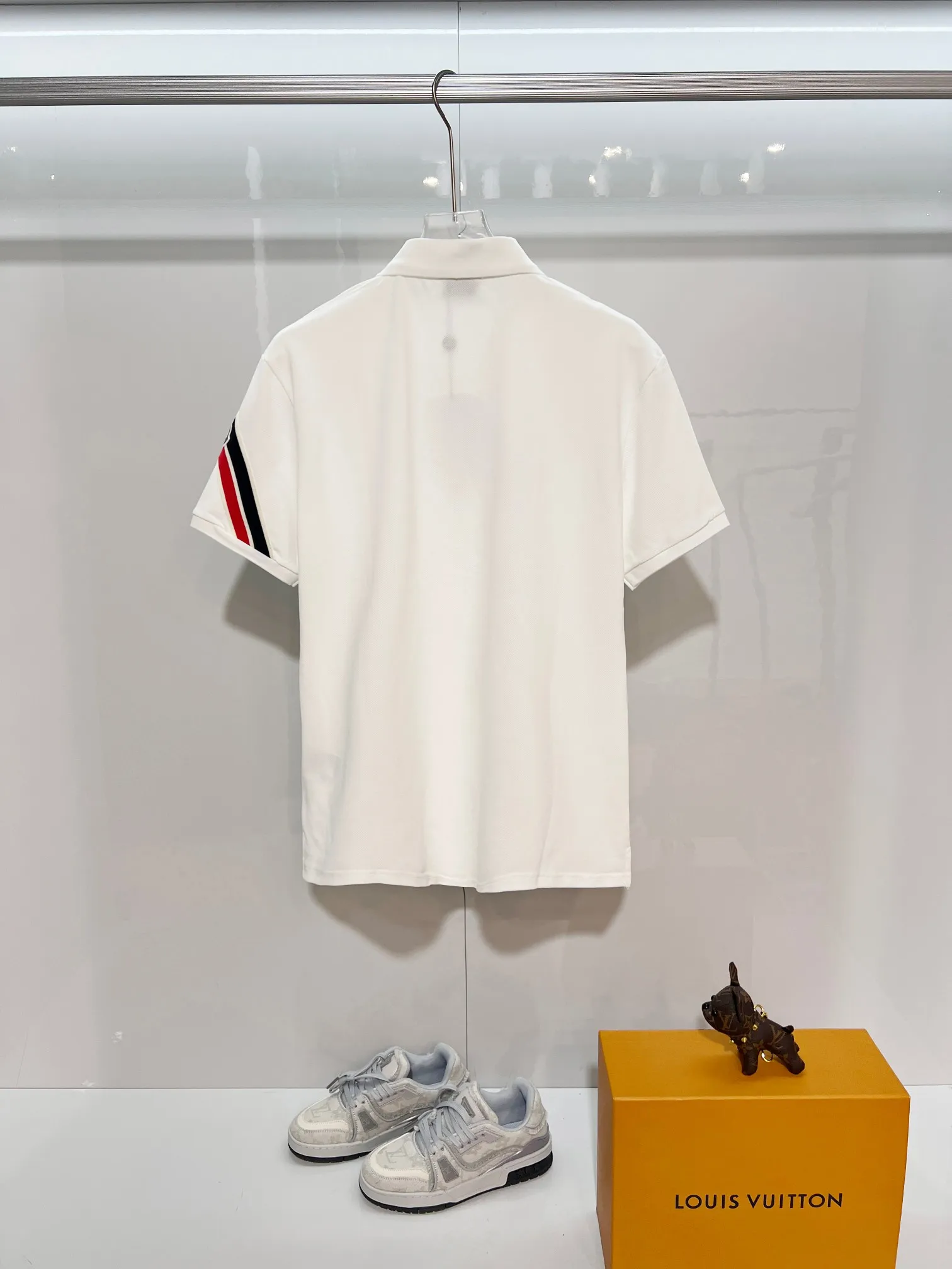 P180 MONCLER/muzzle casual short-sleeved lapel polo shirt, brand classic, simple, contrasting color stripes on the sleeves, small badge letter LOGO, same style for men and women, 2026ss new early spring official synchronization, high version, high quality, fashionable personality, versatile trend, pure original quality, custom pique fabric, tag, collar label, washed wheat, three labels complete, color: black, white. Size: S M L XL XXL