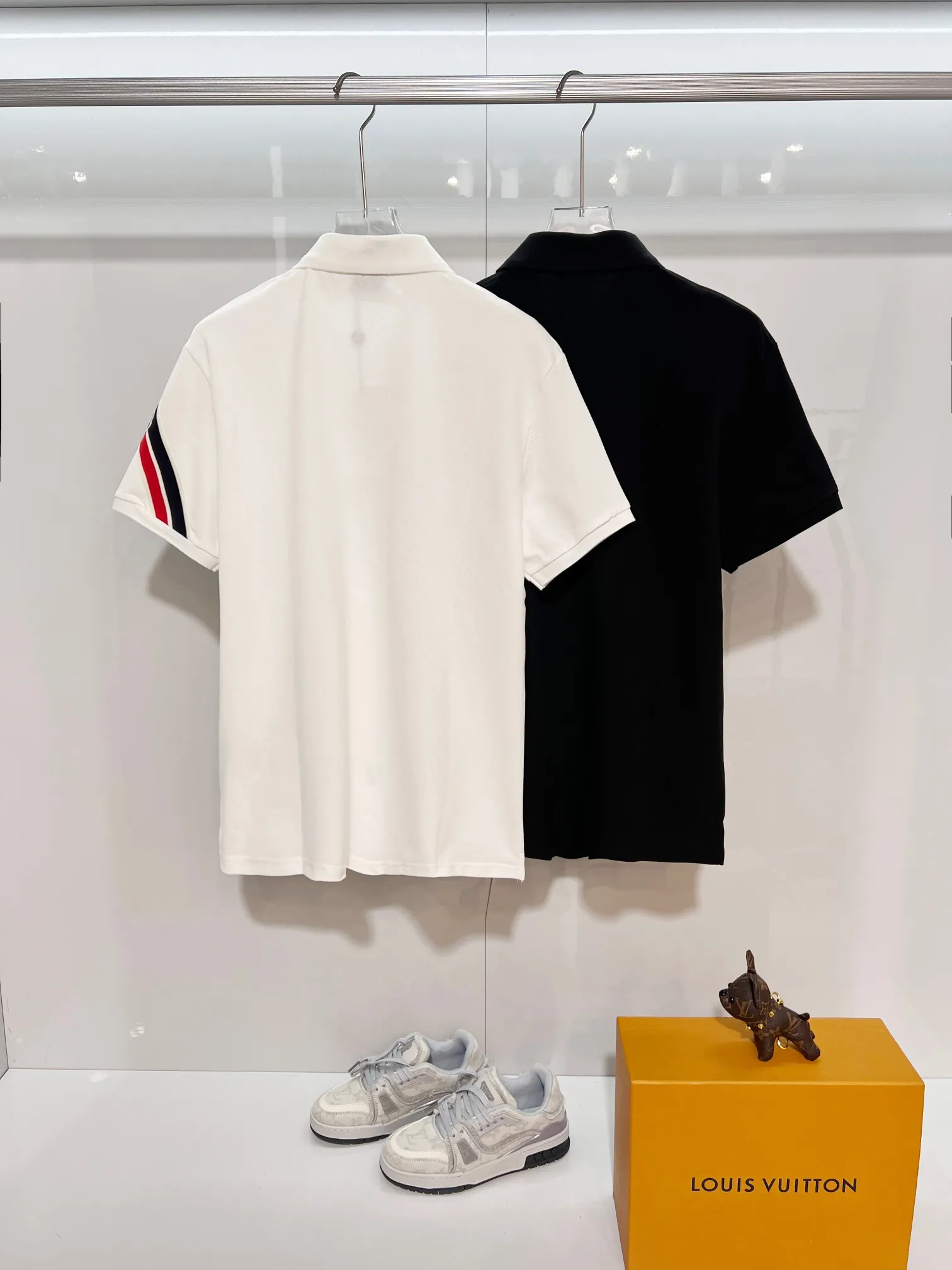P180 MONCLER/muzzle casual short-sleeved lapel polo shirt, brand classic, simple, contrasting color stripes on the sleeves, small badge letter LOGO, same style for men and women, 2026ss new early spring official synchronization, high version, high quality, fashionable personality, versatile trend, pure original quality, custom pique fabric, tag, collar label, washed wheat, three labels complete, color: black, white. Size: S M L XL XXL