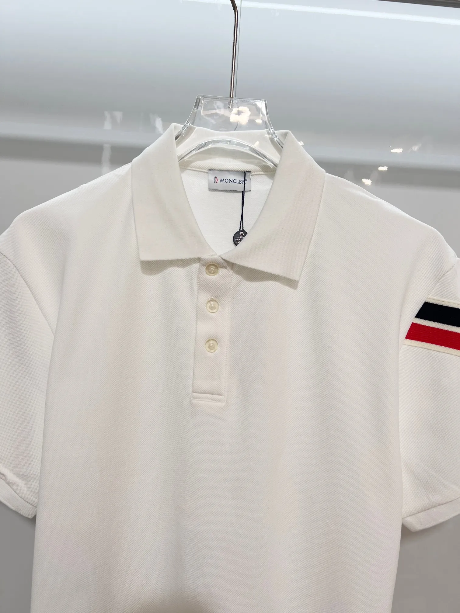 P180 MONCLER/muzzle casual short-sleeved lapel polo shirt, brand classic, simple, contrasting color stripes on the sleeves, small badge letter LOGO, same style for men and women, 2026ss new early spring official synchronization, high version, high quality, fashionable personality, versatile trend, pure original quality, custom pique fabric, tag, collar label, washed wheat, three labels complete, color: black, white. Size: S M L XL XXL