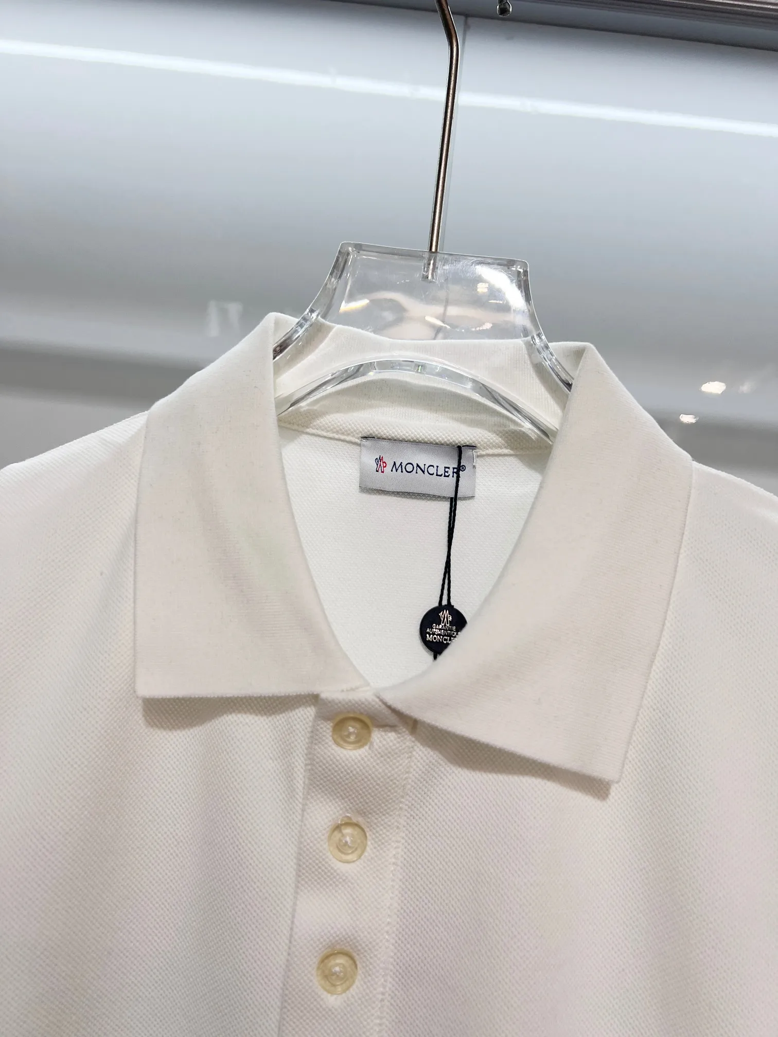 P180 MONCLER/muzzle casual short-sleeved lapel polo shirt, brand classic, simple, contrasting color stripes on the sleeves, small badge letter LOGO, same style for men and women, 2026ss new early spring official synchronization, high version, high quality, fashionable personality, versatile trend, pure original quality, custom pique fabric, tag, collar label, washed wheat, three labels complete, color: black, white. Size: S M L XL XXL
