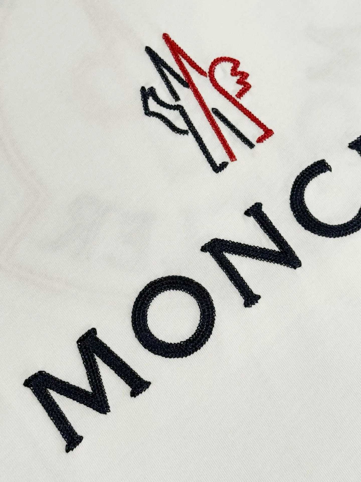 P160 [High Quality] Moncler ss25 spring and summer new model debuts the latest short-sleeved round neck T-shirt, high-end custom design, avant-garde and fashionable! The brand logo is embroidered on the front and back with heavy craftsmanship. High-end customized 32-count 280g fabric. Soft to the touch. Comfortable to wear. Exquisite stitching. Fine workmanship. The upper body effect is incomparably handsome! A must-have item for a stylish man! Color: black, white Size: S to xL