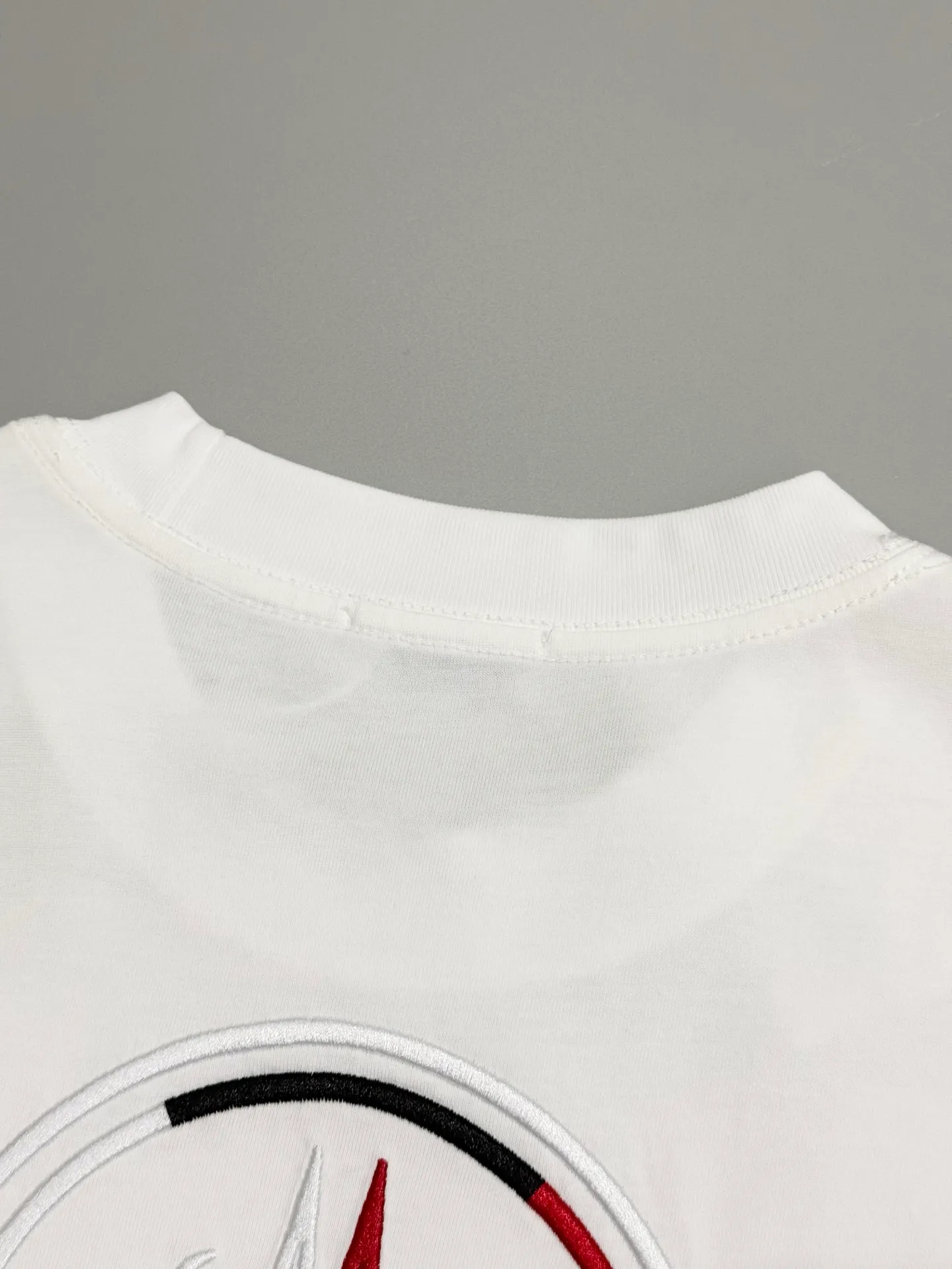 P160 [High Quality] Moncler ss25 spring and summer new model debuts the latest short-sleeved round neck T-shirt, high-end custom design, avant-garde and fashionable! The brand logo is embroidered on the front and back with heavy craftsmanship. High-end customized 32-count 280g fabric. Soft to the touch. Comfortable to wear. Exquisite stitching. Fine workmanship. The upper body effect is incomparably handsome! A must-have item for a stylish man! Color: black, white Size: S to xL