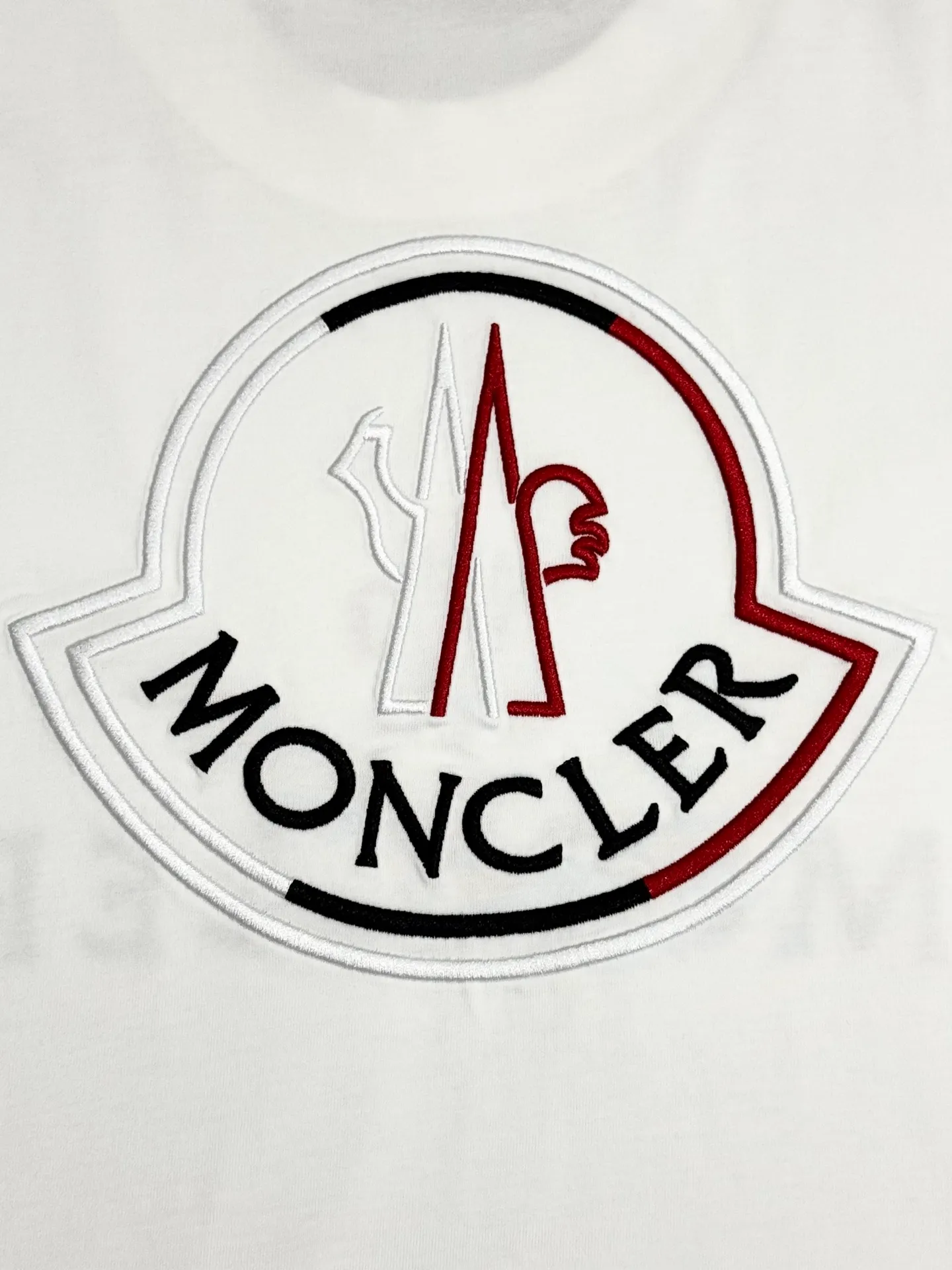 P160 [High Quality] Moncler ss25 spring and summer new model debuts the latest short-sleeved round neck T-shirt, high-end custom design, avant-garde and fashionable! The brand logo is embroidered on the front and back with heavy craftsmanship. High-end customized 32-count 280g fabric. Soft to the touch. Comfortable to wear. Exquisite stitching. Fine workmanship. The upper body effect is incomparably handsome! A must-have item for a stylish man! Color: black, white Size: S to xL