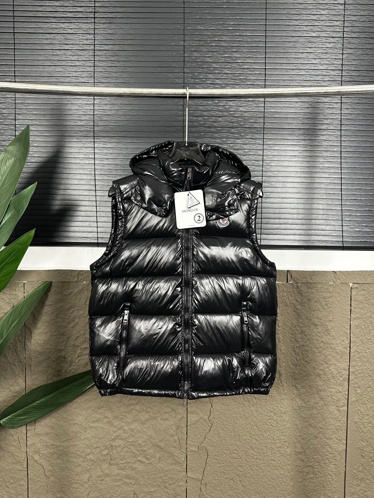 P400 Top real shot, differentiated currency] 𝗠𝗼𝗻𝗰𝗲𝗿/Mask Down Vest Model No. DJ77101 The Maya/Maya Down Vest Moncler Archives Collection has been waiting for a year. The maya down vest is made of iconic shiny lacquered nylon and is equipped with high-performance details to provide warmth and protection. This Moncler classic piece is equipped with a detachable hood to enhance the protective performance of the overall design. •NFC chip anti-counterfeiting •Made of lacquered nylon •Painted nylon •Filled with down •Detachable hood •Zipper closure •Outer pocket with zipper closure •Elastic drawstring at the hem The detachable hood gives this down vest more matching options. Toray glossy outer material is provided by customers. 15D nylon fabric/lining is of the highest standard. The fabric feels smooth and has a very textured feel. The entire down jacket has four layers of fabric in total, and the two inner layers are made of the best 400D liner cloth and woolen! It is filled with imported European standard 90% white duck down, with high fluffiness, high gram weight and down content. The feel is excellent in all aspects. You can hardly feel the hair stalks, and you don’t have to worry about the velvet problem. It can effectively lock in and collect heat. You can feel its plump state by looking at the real photos. It is quite light on the upper body and does not feel bloated at all. Double zipper pockets on both sides, No. 5 resin zipper closure method; soft and not stuck; there is no problem in putting a mobile phone card holder! The resin zipper blocks the wind; it blocks the cold wind in the cold winter! Original durable accessories and hardware ~ all made to order! It shows the aura of big brands everywhere, highlights the high-end style and quality, is simple and elegant, and looks good no matter how you wear it. Mengkou has been focusing on production for 8 years. The perfect combination of every link ensures the smoothness of each piece of clothing. It is the Rolls-Royce of down jackets~ Color: Black Size: 1-2-3-4-5
