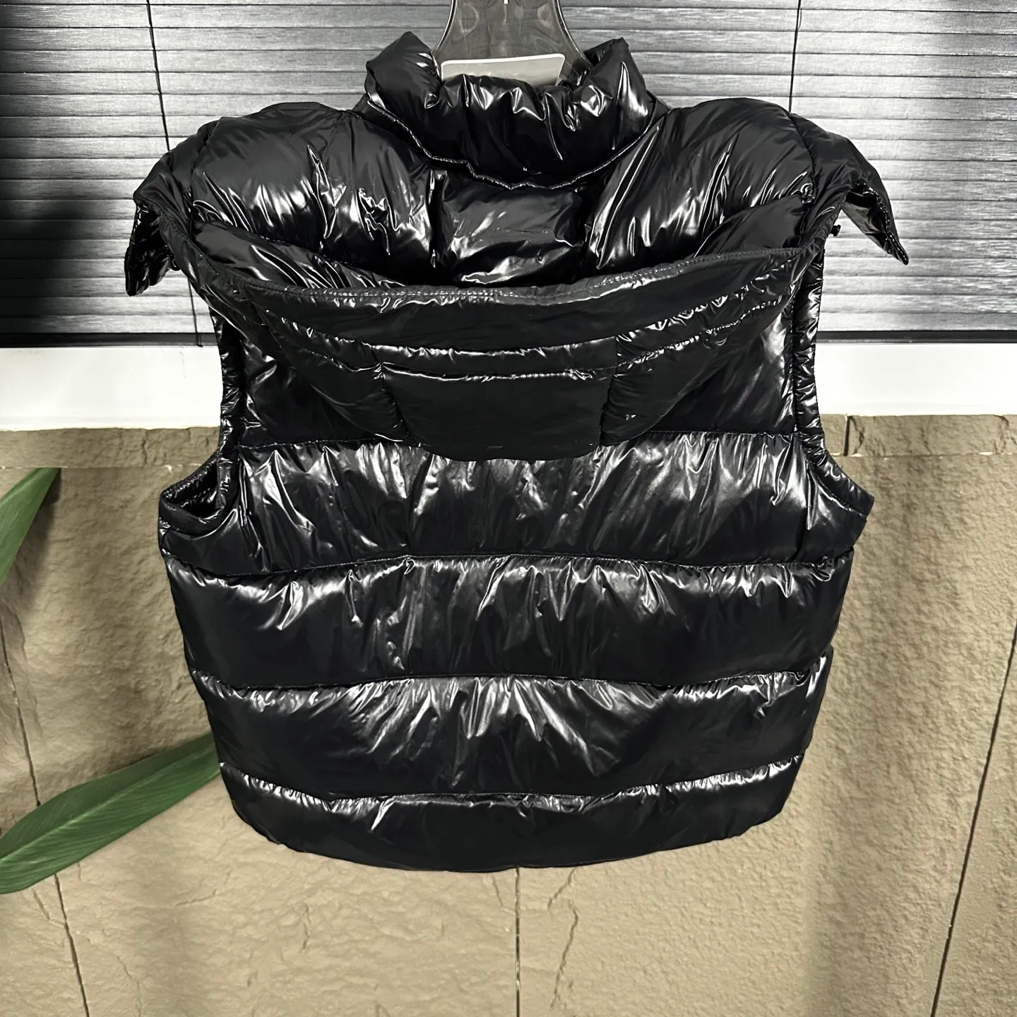 P400 Top real shot, differentiated currency] 𝗠𝗼𝗻𝗰𝗲𝗿/Mask Down Vest Model No. DJ77101 The Maya/Maya Down Vest Moncler Archives Collection has been waiting for a year. The maya down vest is made of iconic shiny lacquered nylon and is equipped with high-performance details to provide warmth and protection. This Moncler classic piece is equipped with a detachable hood to enhance the protective performance of the overall design. •NFC chip anti-counterfeiting •Made of lacquered nylon •Painted nylon •Filled with down •Detachable hood •Zipper closure •Outer pocket with zipper closure •Elastic drawstring at the hem The detachable hood gives this down vest more matching options. Toray glossy outer material is provided by customers. 15D nylon fabric/lining is of the highest standard. The fabric feels smooth and has a very textured feel. The entire down jacket has four layers of fabric in total, and the two inner layers are made of the best 400D liner cloth and woolen! It is filled with imported European standard 90% white duck down, with high fluffiness, high gram weight and down content. The feel is excellent in all aspects. You can hardly feel the hair stalks, and you don’t have to worry about the velvet problem. It can effectively lock in and collect heat. You can feel its plump state by looking at the real photos. It is quite light on the upper body and does not feel bloated at all. Double zipper pockets on both sides, No. 5 resin zipper closure method; soft and not stuck; there is no problem in putting a mobile phone card holder! The resin zipper blocks the wind; it blocks the cold wind in the cold winter! Original durable accessories and hardware ~ all made to order! It shows the aura of big brands everywhere, highlights the high-end style and quality, is simple and elegant, and looks good no matter how you wear it. Mengkou has been focusing on production for 8 years. The perfect combination of every link ensures the smoothness of each piece of clothing. It is the Rolls-Royce of down jackets~ Color: Black Size: 1-2-3-4-5
