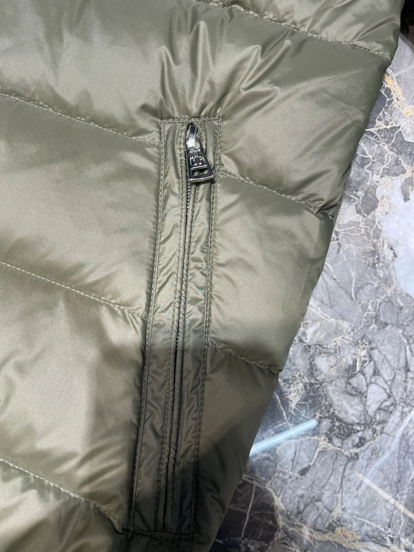 P690 MONCLER 🌟25FW new autumn and winter product Men's padded wool zipper hood This wool hood is equipped with a padded down front and is a practical item suitable for many seasons. This hood features a quilted logo, highlighting the brand's heritage. Designed in a lightweight knit, it's a practical addition to your versatile wardrobe and can be easily worn in milder weather. Made of wool Longue saison lining Longue saison front, filled with down Rib knit 12 gauge Thin soft hood Zip closure Pockets Logo quilting Logo patch Size: s-xxl