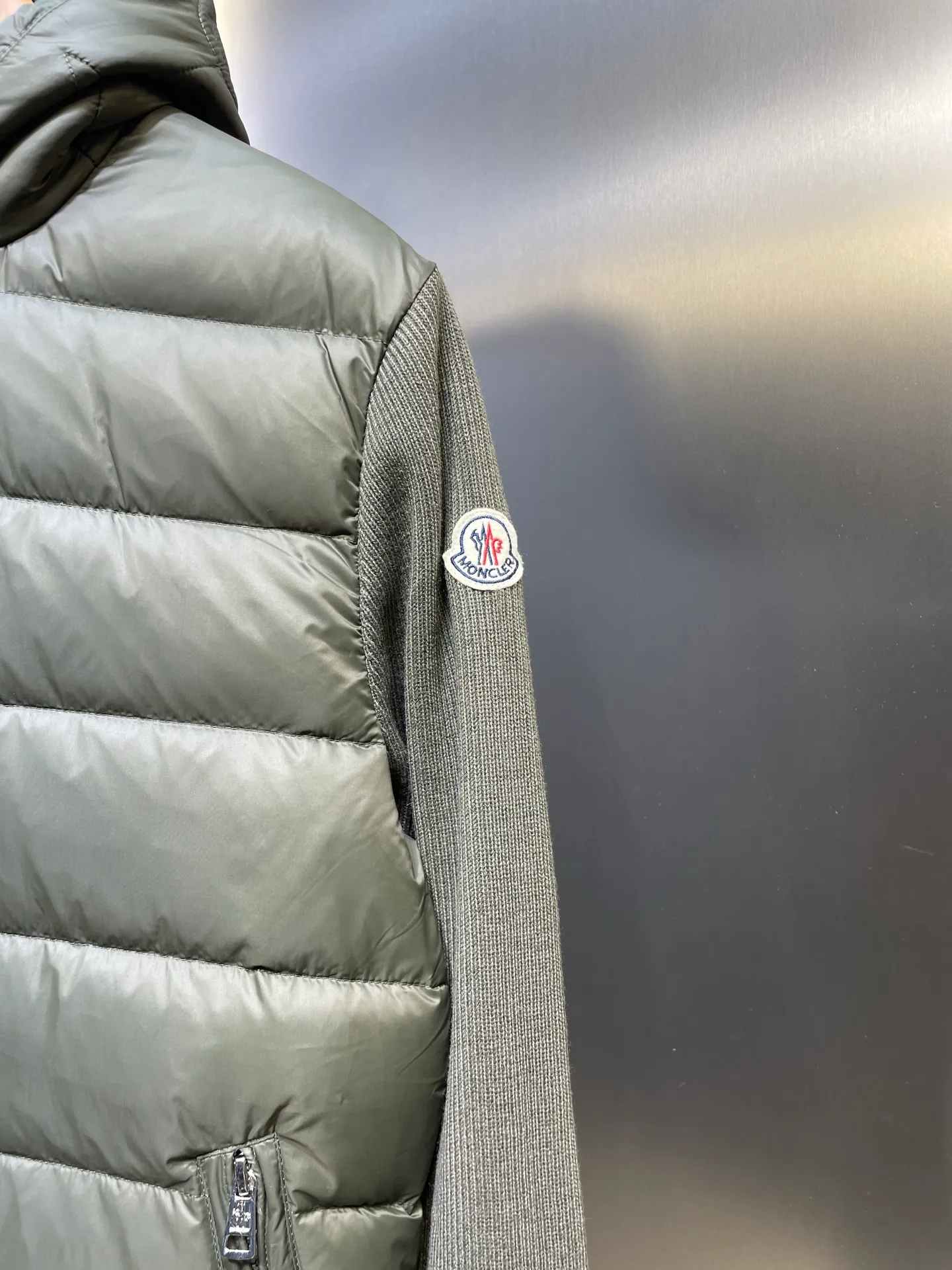 P690 MONCLER 🌟25FW new autumn and winter product Men's padded wool zipper hood This wool hood is equipped with a padded down front and is a practical item suitable for many seasons. This hood features a quilted logo, highlighting the brand's heritage. Designed in a lightweight knit, it's a practical addition to your versatile wardrobe and can be easily worn in milder weather. Made of wool Longue saison lining Longue saison front, filled with down Rib knit 12 gauge Thin soft hood Zip closure Pockets Logo quilting Logo patch Size: s-xxl