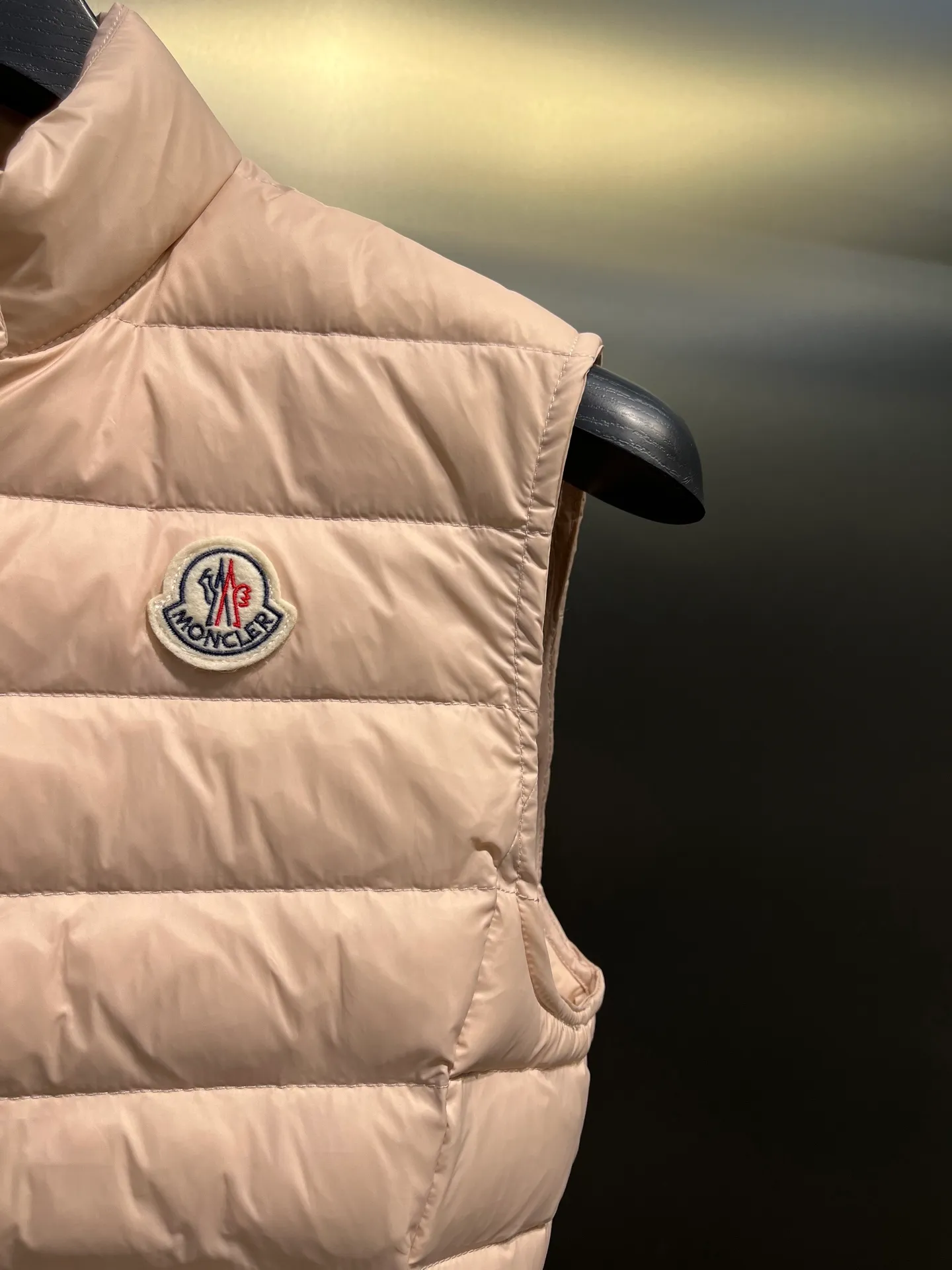 P580 Moncler25 new product Igens women's down vest, versatile and easy to match. Same style for men and women, original customized national standard 90 white duck down filling! Color: black white pink code number: 1234