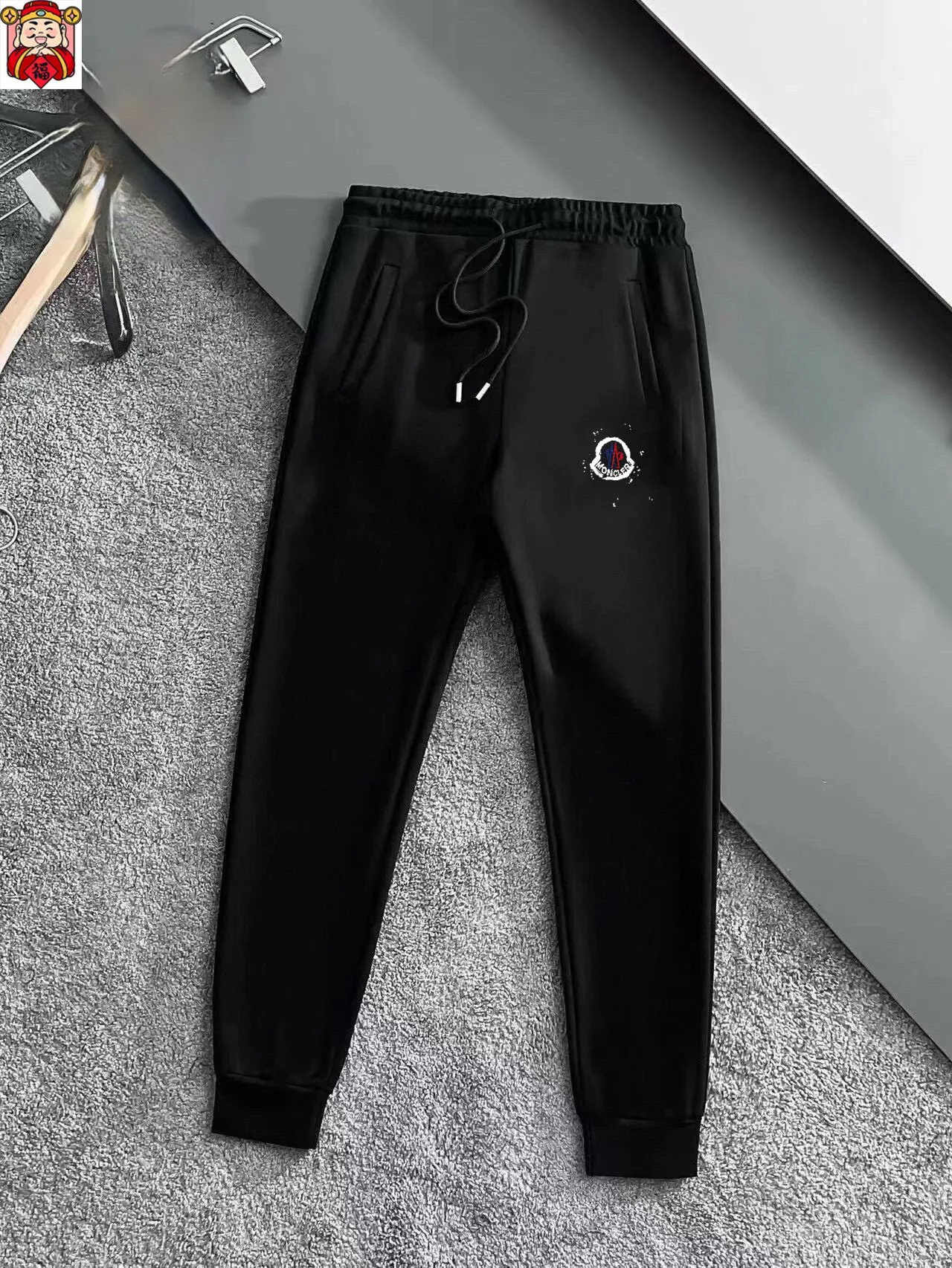 P400 💰 [MONCLER Mouth Covering] (Gospel for Fatty) Hot-selling suit is here. Focus on the original version of the official website. 2025 new hot-selling cardigan sweater suit. The original order is the best product. 🇭🇰The meticulous work of top designers. Just for a fitting and perfect upper body effect. 100% natural high-quality Roman cotton, close-fitting comfort, noble and elegant! Original hardware embodies elegance and nobility! Counter size: M-5XL (maximum wear up to 220 pounds)