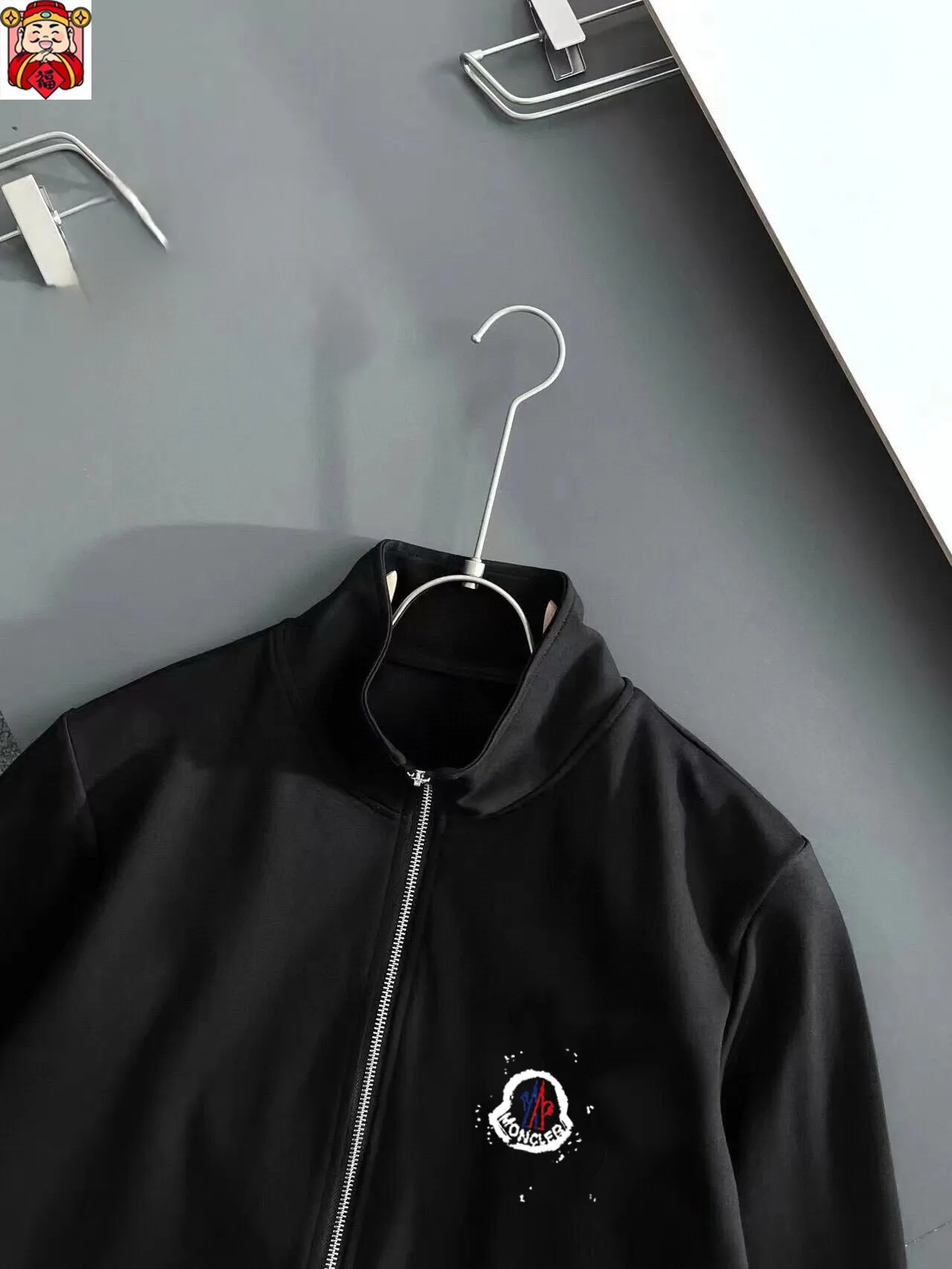 P400 💰 [MONCLER Mouth Covering] (Gospel for Fatty) Hot-selling suit is here. Focus on the original version of the official website. 2025 new hot-selling cardigan sweater suit. The original order is the best product. 🇭🇰The meticulous work of top designers. Just for a fitting and perfect upper body effect. 100% natural high-quality Roman cotton, close-fitting comfort, noble and elegant! Original hardware embodies elegance and nobility! Counter size: M-5XL (maximum wear up to 220 pounds)