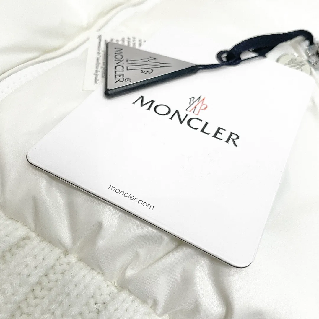 P700 Moncler ➡️Cardigan women's knitted down jacket with embroidered logo on the back. Popular cream puff. Snow White. (90% goose down filling) Original matching hardware. This women's wool down cardigan is equipped with down filling, which can create a variety of styles according to the weather. It can be worn alone or paired with coats and jackets to protect you from the cold in various seasons and weather. Chunky knitted piece in slub wool and filled with down. •Made from slub wool •Polyester lining •Polyester down fill •Ribbed sleeves •3 stitches •Zip side pockets Size: 1-4