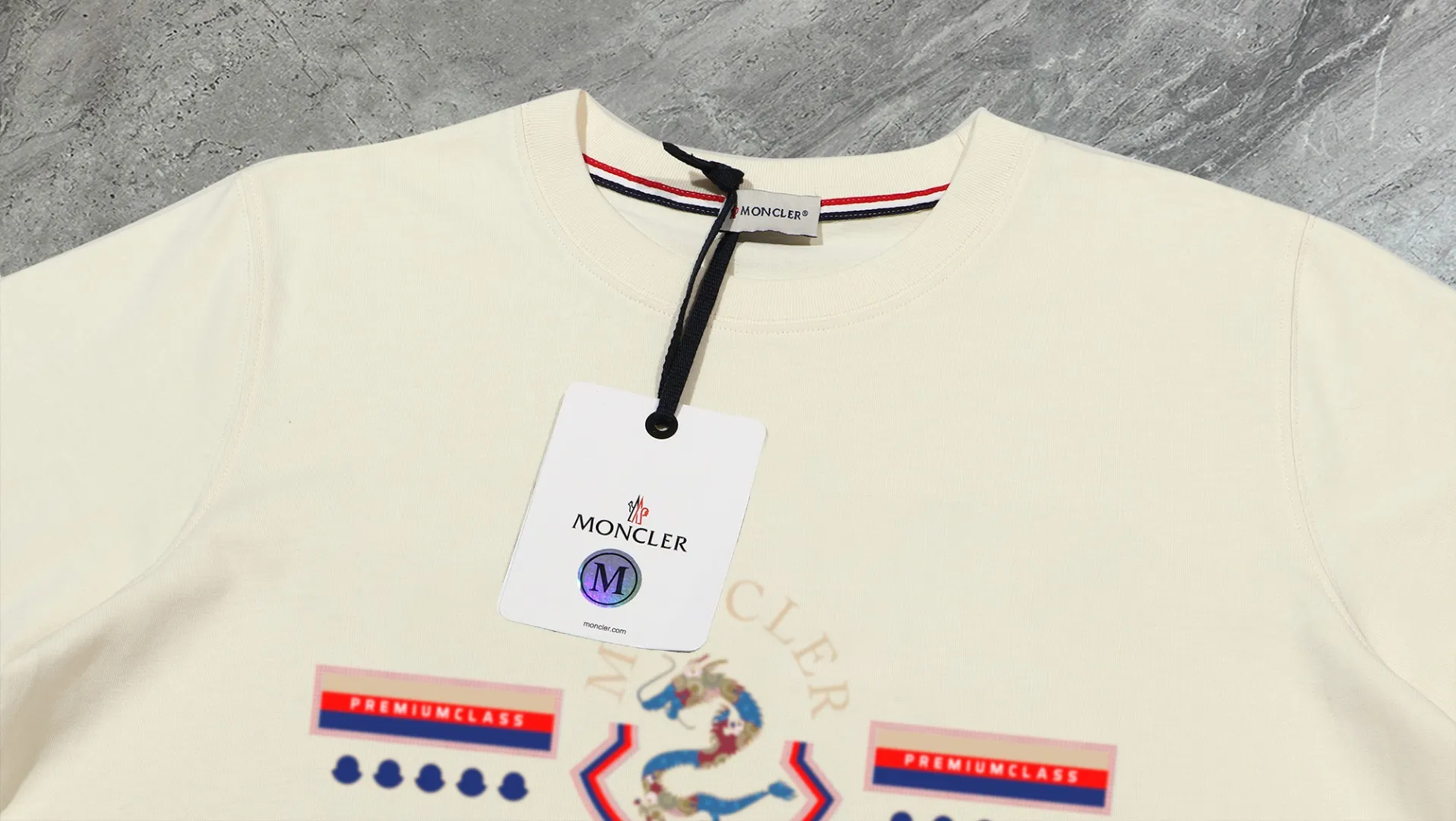P210 High-version sweatshirt) [Long-term stock] 〖𝐌𝐎𝐍𝐂𝐋𝐄𝐑~Mask〗 Made of 440g heavy-weight fabric. It is different from the market currency. It can be matched with any variety and is properly handsome. 😎The whole dress is made of double waistcoats. The double waistcoats make the whole dress more three-dimensional. Not ordinary factories can do such fine work. 2025 Spring runway version of the T stage, on sale at the counter, round neck terry sweatshirt, high-end double-strand pure cotton, custom-made stretch ribs, dyed in the same vat, complete with three standards, matched with exquisite embroidered LOGO on the chest, simple and advanced, same style for men and women. Color: black, apricot, white, size: S M L XL 2XL