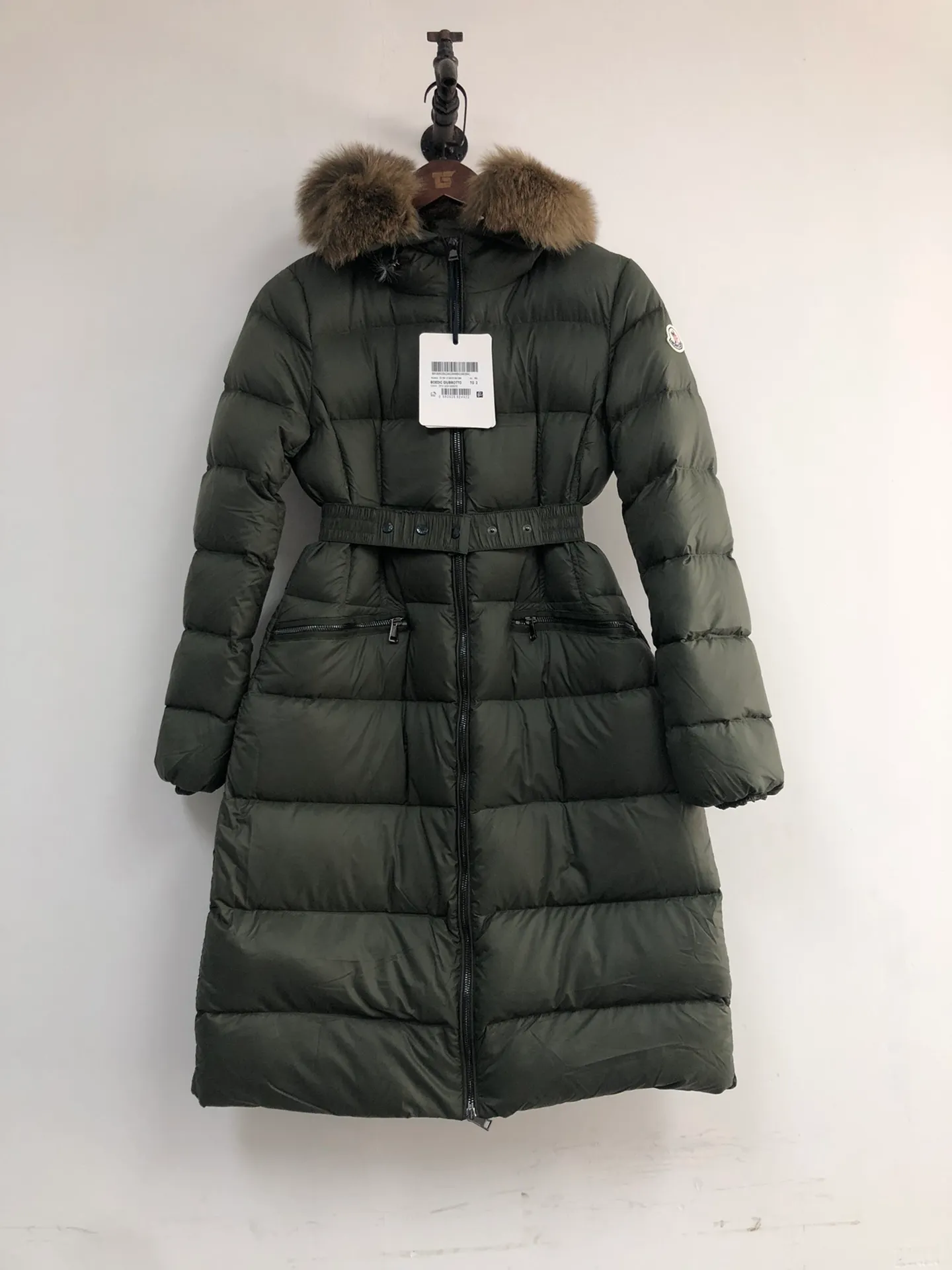 P1080 ——————Women's model💚💚💚 MONCLER Mouth-covered mid-length down jacket Women's hooded down jacket, original version 1:1, with an elastic waistband at the back, plus a color-matching movable belt, the fabric is soft and comfortable, 90 velvet has good fluffiness, slim cut, the upper body is light and neat, warm and not bloated ✨Supports NFC chip verification👍 Real shot of oversized fox fur collar 👇 Color: black, green Size: 1234 (shipped next day)