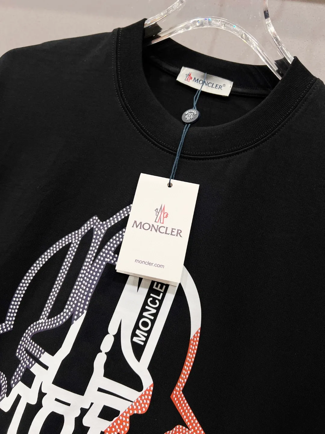 P190 Moncler’s exclusive debut high-definition The fabric is made of 280 grams of heavyweight pure cotton, customized with 32 counts of double thread, and washed twice for ready-to-wear. The fabric is comfortable and skin-friendly. It is custom-dyed fabric with high textile density and good drape. It is not easy to deform or shrink. The thick texture and compact spinning process will not affect the breathability of the fabric. The saturation of the color is very high. The imported flocking and foaming technology is used to create a good upper body effect. It is a versatile and good-looking short sleeve. The loose version covers the flesh and looks slim. size: S~XL Color: White Black