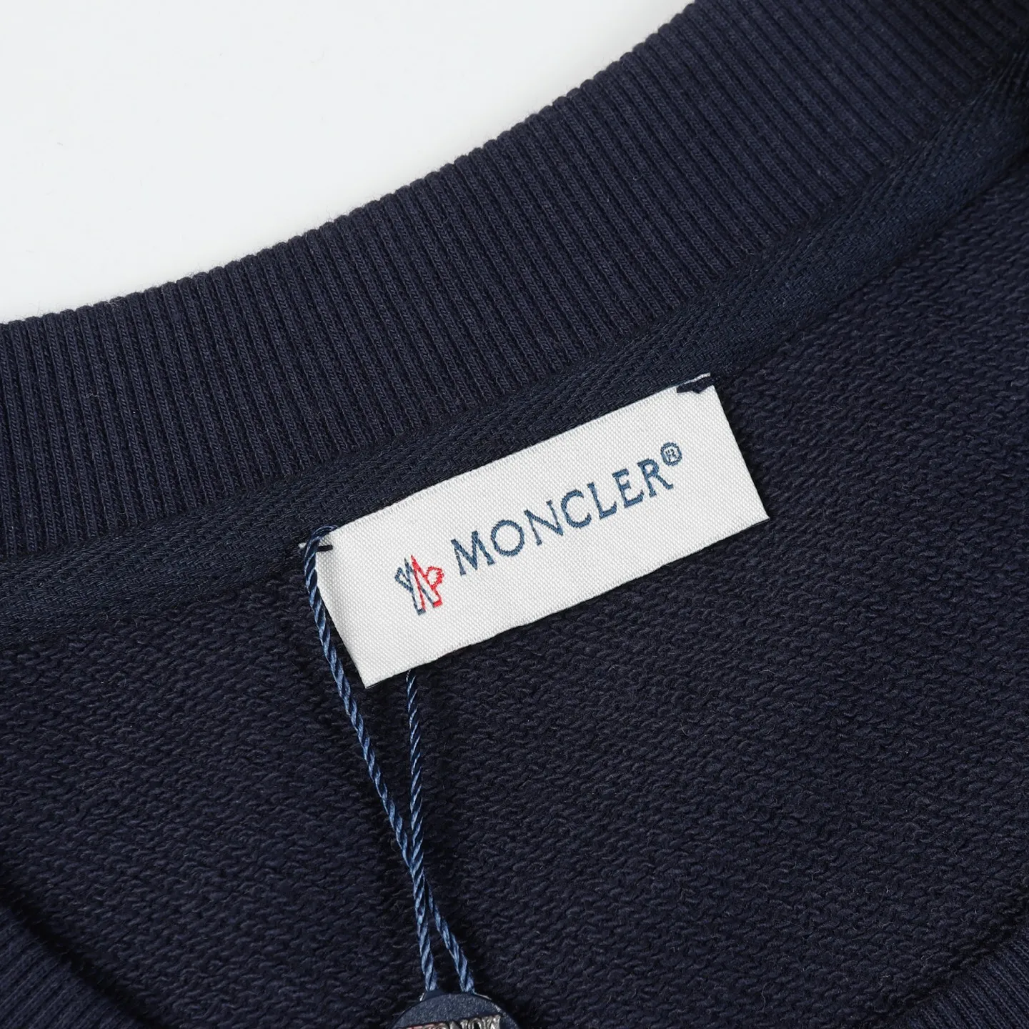 P210 Style number: 852 〈MONCLER〉 Mongolian flocked printed round neck sweatshirt. The price of Mongolian sweatshirt is actually quite advantageous. Anyone who has been to the counter should know that the price of Mongolian sweatshirt is not much cheaper than Gucci Burberry. It is just relatively low-key and unwilling to hype. It is a picture that you want to buy or not. The aloof existence... ✅460g 100% pure cotton wool fabric OS version is too large ✅Matched with the original high weight double yarn thread ✅Correct three-needle and five-thread craftsmanship Chain edge Color: Black White Royal Blue Size S M L