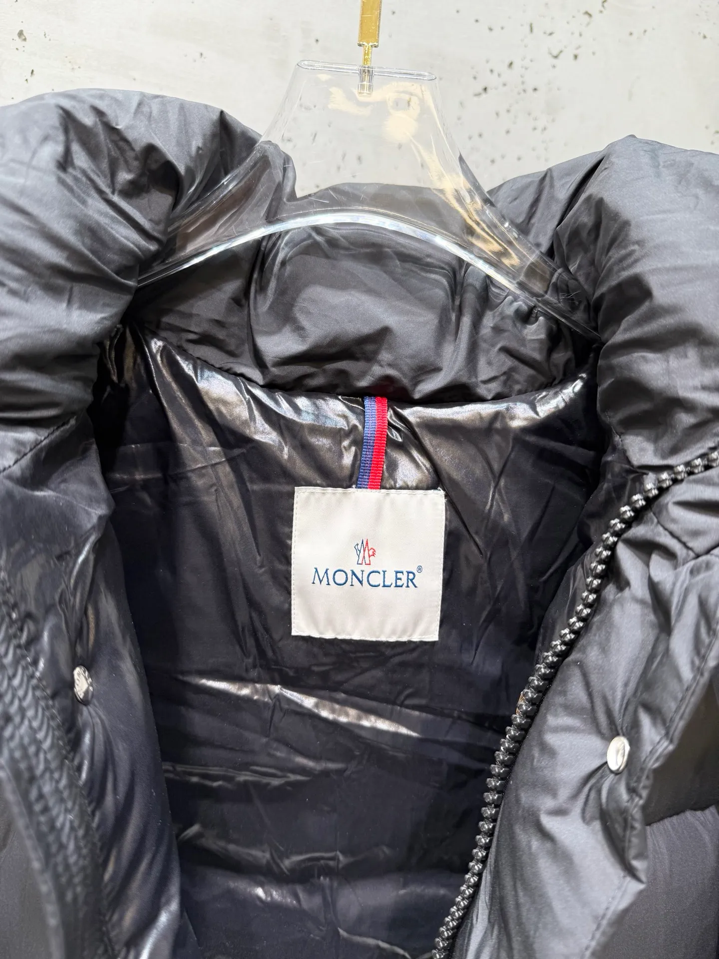P860 Moncler Vezere matte Maya down jacket, the same style for men and women. If you don't like glossy maya, the best choice is this matte Maya. It is a classic version that anyone can control. The original development details are exactly the same as the original version. It is made of 90% goose down and no lining cloth. It has excellent feel and warmth. The Vezere down jacket is made of longue saison fabric, which is both light and warm. This short down jacket features a hood that can be easily removed depending on the weather. Number of yards: 1-5 yards