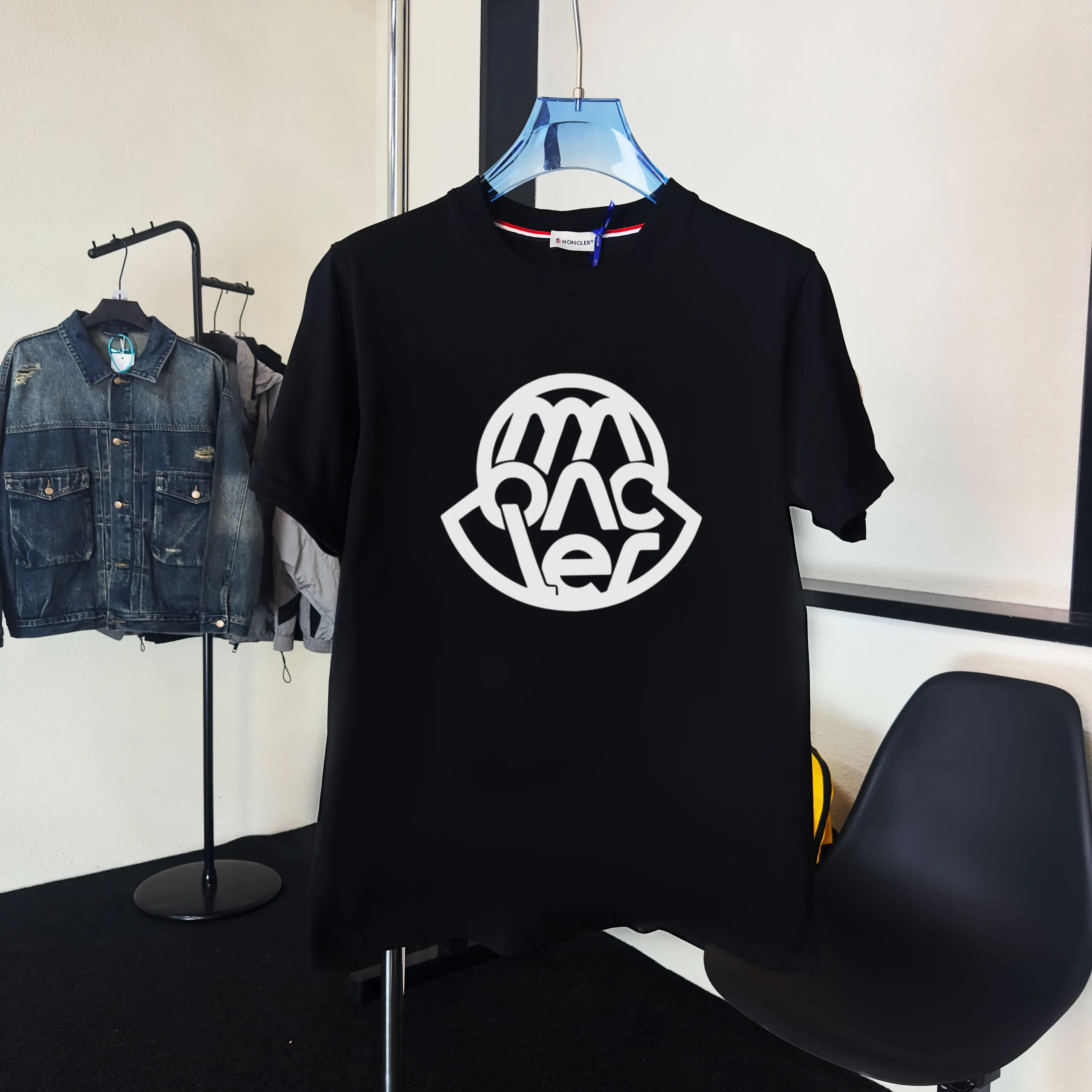 P140 Upgraded version "Mobile phone smart sensor ~ NFC chip armband ~ Direct access to the official website for anti-counterfeiting" "Moncler ~ Mouth Mouth" 2025 new high-quality round neck short-sleeved T-shirt. The cuffs have imported embroidered labels. Customized dyeing, very comfortable to touch. Super versatile and good-looking short-sleeved. Complete with three labels. Non-market ordinary version. Feel free to compare. Quality is absolutely guaranteed! ‼ First of all, this original fabric is all custom-woven with 32-count double yarn fabric, 250G, and the weight is the same‼ Fine workmanship, double waistcoat method, double waistcoat method, double waistcoat method makes the whole dress more three-dimensional, which is not a craft that ordinary T-shirts can achieve🤪 Size: S-M-L-XL-2XL Color: black, white, apricot, same style for men and women