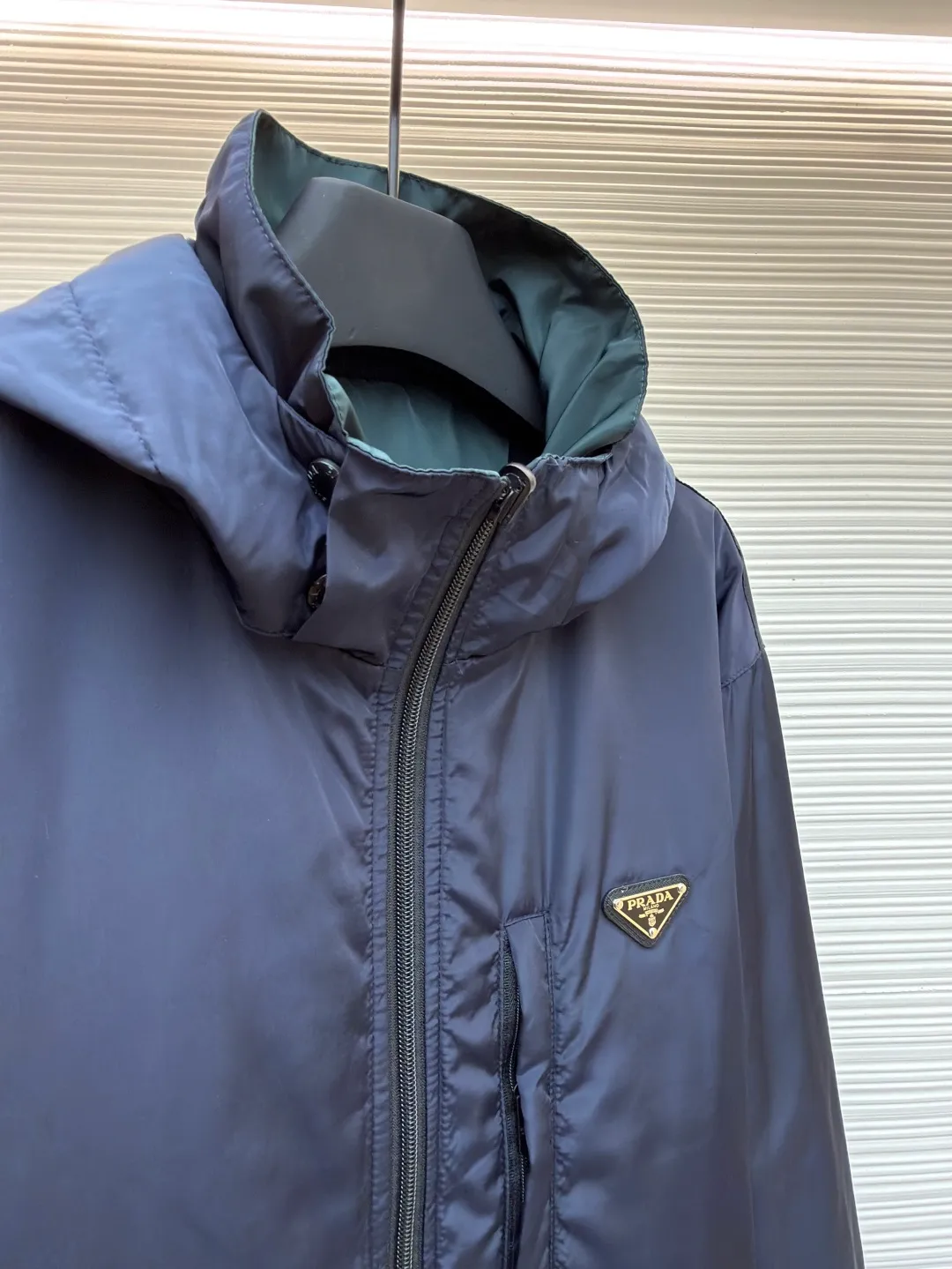 Prada nylon double-sided logo jacket ●Original version: Purchased and developed at 12690 ●Item number: 1681909-B70 ●Fabric: nylon fabric ●Technology: Enamel plating ●Color: navy blue/dark green ●Version: fitted version ●Weight: about 620 grams ●Size: S-M-L-XL ●Description: Made of 50-count fine-grained 100% nylon material. Customized weaving and dyeing. The leather label on the chest is made of double-layered cowhide, using folk Sanbao enamel plating technology, and the bottom is matched with stainless steel round nails to make the upper body of the clothes more comfortable. (Black zipper) Electroplated metal with bright silver, laser engraved logo on the surface. (Blue zipper) Made of nylon with nylon rubber teeth. The sub-buttons adopt four-joint openings and are original color spray-plated and laser-engraved. The detail level is restored to 99%. There are many auxiliary materials for this product. In addition to the introduction, there are also a series of auxiliary materials. The whole piece of clothing is imported from Germany, and is made by special machines - date making - hemming - embedded clips - and many other series of workmanship. The overall wiring is straight and delicate, the fabric is comfortable and soft, and the color is consistent without color difference. It can be matched with the same style to create a fashionable look and control various occasions. Customized accessories, complete with three standards, same style for men and women!