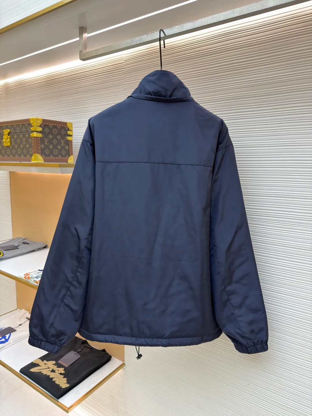 Prada nylon double-sided logo jacket ●Original version: Purchased and developed at 12690 ●Item number: 1681909-B70 ●Fabric: nylon fabric ●Technology: Enamel plating ●Color: navy blue/dark green ●Version: fitted version ●Weight: about 620 grams ●Size: S-M-L-XL ●Description: Made of 50-count fine-grained 100% nylon material. Customized weaving and dyeing. The leather label on the chest is made of double-layered cowhide, using folk Sanbao enamel plating technology, and the bottom is matched with stainless steel round nails to make the upper body of the clothes more comfortable. (Black zipper) Electroplated metal with bright silver, laser engraved logo on the surface. (Blue zipper) Made of nylon with nylon rubber teeth. The sub-buttons adopt four-joint openings and are original color spray-plated and laser-engraved. The detail level is restored to 99%. There are many auxiliary materials for this product. In addition to the introduction, there are also a series of auxiliary materials. The whole piece of clothing is imported from Germany, and is made by special machines - date making - hemming - embedded clips - and many other series of workmanship. The overall wiring is straight and delicate, the fabric is comfortable and soft, and the color is consistent without color difference. It can be matched with the same style to create a fashionable look and control various occasions. Customized accessories, complete with three standards, same style for men and women!