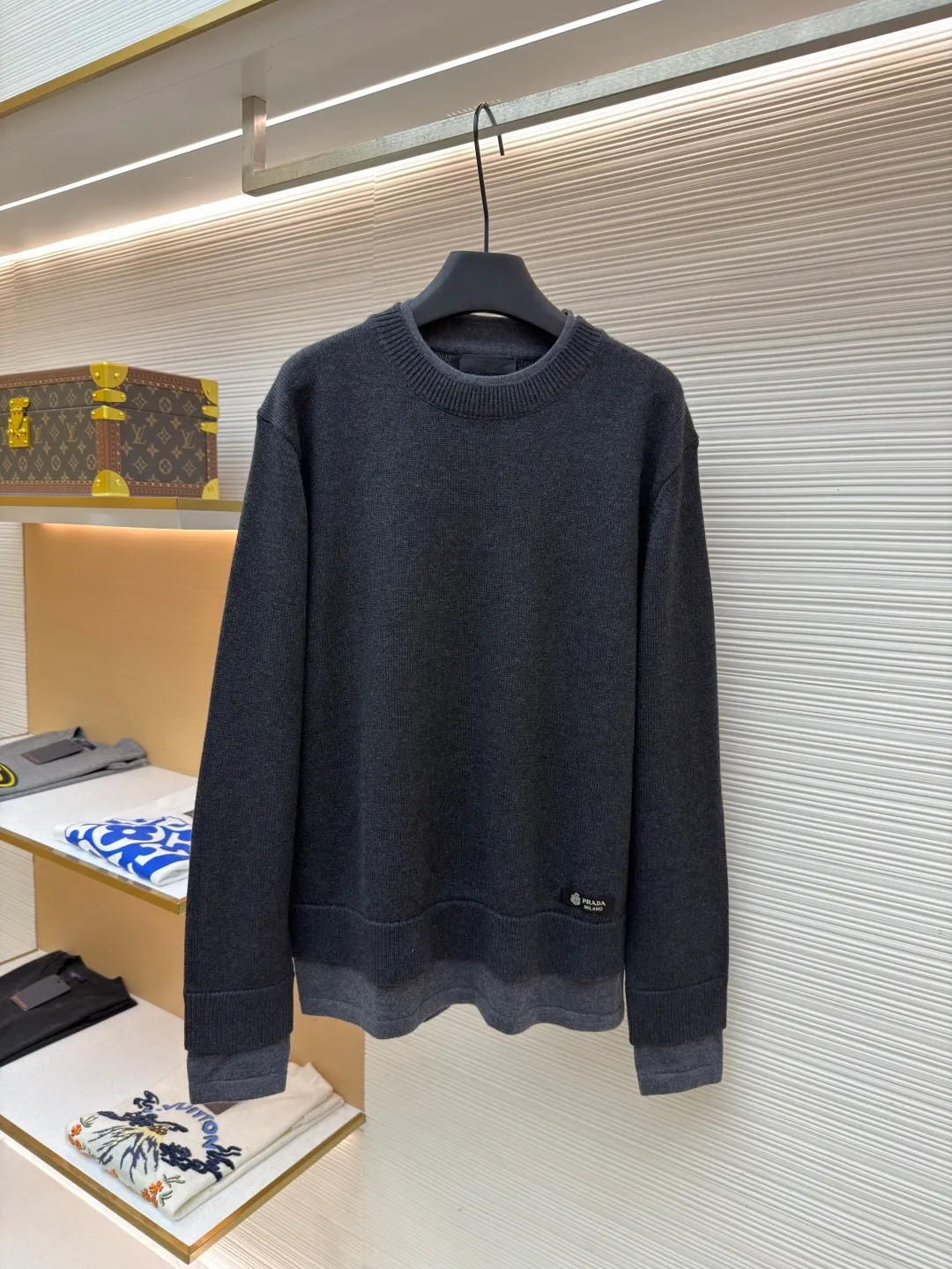 Prada round neck rib knitted cuffs and hem logo sweater ●Original version: Purchased and developed by 13114 ●Item number: 1682312-A90 ●Fabric: wool fabric ●Technology: knitted ●Color: gray ●Version: fitted version ●Weight: about 765 grams ●Size: S-M-L-XL ●Description: This Prada knitted round-neck top is woven with high-count blended wool yarn imported from Italy. It is treated with a double-ply yarn process to increase the yarn's toughness by 30%, while giving the fabric a delicate matte texture and a soft and skin-friendly touch. The main body of the garment uses a 12-needle four-flat knitting method and is designed with vertical rib texture, which not only ensures a stiff silhouette and is not easily deformed, but also allows for freedom of stretching while wearing. The neckline, cuffs and hem adopt reinforced ribbing technology, and the elastic closing is formed by precise jacquard using a computerized flat knitting machine, effectively preventing loose and curling edges. The brand metal nameplate is embedded in the side seam, which is hand-polished and then seamlessly sewn together. The splicing parts of the body are all made of concealed seam technology, making the overall lines simple and smooth. Every detail demonstrates the brand's exquisite clothing craftsmanship and strict quality control. The overall wiring is straight and delicate, the fabric is comfortable and soft, and the color is consistent without color difference. It can be matched with the same style to create a fashionable look and control various occasions. Customized accessories, complete with three standards, same style for men and women!