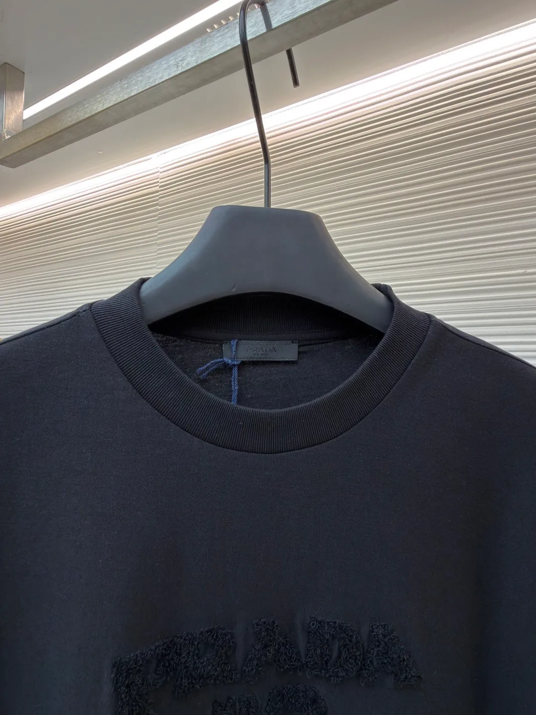 Prada terry embroidered short sleeves ●Original version: Purchased and developed for 10700 ●Item number: 1682425-X95 ●Fabric: double-woven satin fabric ●Technology: terry embroidered production ●Color: black ●Version: fitted version ●Weight: about 285 grams ●Size: S-M-L-XL ●Description: Customized fine double-woven satin with excellent texture, comfortable and flawless tones, pure and elegant Its ingenious and homogeneous towel embroidered Prada logo adds brand recognition without being complicated. It can lead the fashion trend with just one color and is a versatile item. Using towel embroidery technology, a traditional hand-made embroidery technology, the embroidery is carried out using needle methods and completed by changing the hooking action of a special machine head. The coils are interlocked one by one, thus bringing a towel-like texture and effect. The fabrics have been washed and have a better hand feel and texture. It is not easy to deform, shrink or fade, and maintains long-term beauty. The overall wiring is straight and delicate, the fabric is comfortable and soft, and the color is consistent without color difference. It can be matched with the same style to create a fashionable look and control various occasions. Customized accessories, complete with three standards, same style for men and women!