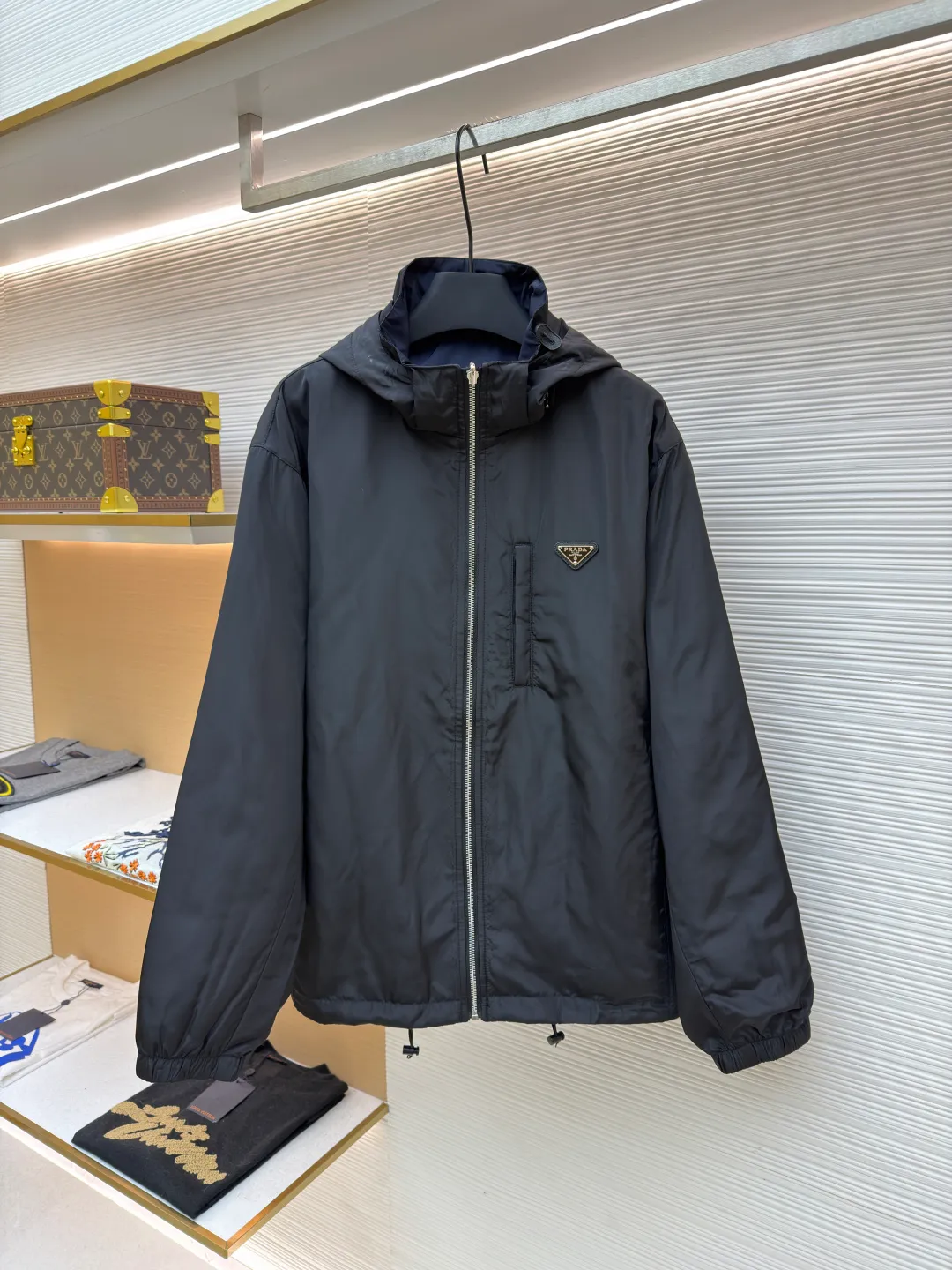 Prada nylon double-sided logo jacket ●Original version: purchased and developed at 12690 ●Item number: 1681863-B70 ●Fabric: nylon fabric ●Technology: Enamel plating ●Color: black/navy blue ●Version: fitted version ●Weight: about 690 grams ●Size: S-M-L-XL ●Description: Made of 50-count fine-grained 100% nylon material. Customized weaving and dyeing. The leather label on the chest is made of double-layered cowhide, using folk Sanbao enamel plating technology, and the bottom is matched with stainless steel round nails to make the upper body of the clothes more comfortable. (Black zipper) Electroplated metal with bright silver, laser engraved logo on the surface. (Blue zipper) Made of nylon with nylon rubber teeth. The sub-buttons adopt four-joint openings and are original color spray-plated and laser-engraved. The detail level is restored to 99%. There are many auxiliary materials for this product. In addition to the introduction, there are also a series of auxiliary materials. The whole piece of clothing is imported from Germany, and is made by special machines - date making - hemming - embedded clips - and many other series of workmanship. The overall wiring is straight and delicate, the fabric is comfortable and soft, and the color is consistent without color difference. It can be matched with the same style to create a fashionable look and control various occasions. Customized accessories, complete with three standards, same style for men and women!