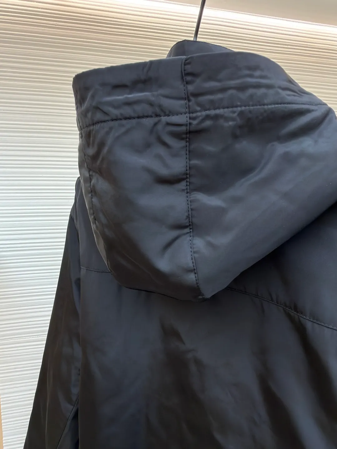 Prada nylon double-sided logo jacket ●Original version: purchased and developed at 12690 ●Item number: 1681863-B70 ●Fabric: nylon fabric ●Technology: Enamel plating ●Color: black/navy blue ●Version: fitted version ●Weight: about 690 grams ●Size: S-M-L-XL ●Description: Made of 50-count fine-grained 100% nylon material. Customized weaving and dyeing. The leather label on the chest is made of double-layered cowhide, using folk Sanbao enamel plating technology, and the bottom is matched with stainless steel round nails to make the upper body of the clothes more comfortable. (Black zipper) Electroplated metal with bright silver, laser engraved logo on the surface. (Blue zipper) Made of nylon with nylon rubber teeth. The sub-buttons adopt four-joint openings and are original color spray-plated and laser-engraved. The detail level is restored to 99%. There are many auxiliary materials for this product. In addition to the introduction, there are also a series of auxiliary materials. The whole piece of clothing is imported from Germany, and is made by special machines - date making - hemming - embedded clips - and many other series of workmanship. The overall wiring is straight and delicate, the fabric is comfortable and soft, and the color is consistent without color difference. It can be matched with the same style to create a fashionable look and control various occasions. Customized accessories, complete with three standards, same style for men and women!