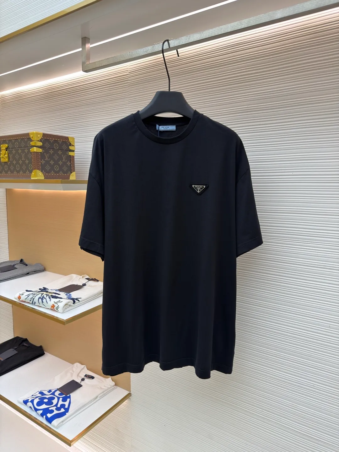 Prada triangle logo short sleeves ●Original version: Purchased and developed by 8650 ●Item number: 1682402-A00 ●Fabric: Protein twin woven fabric ●Technology: Infrared positioning production ●Color: black ●Version: Fitted version ●Weight: about 210 grams ●Size: The iconic Prada triangle logo is embellished on the chest, highlighting the brand's charm. Hidden in the public and visible to the wise, it is the ultimate form of modern luxury. Wearing a white T-shirt is a walking minimalist art. The infrared positioning of the "Prada triangle mark" by an imported special machine is more precise and firm. The fabrics have been washed to give them a better feel and texture. They are not easy to deform, shrink or fade, and maintain their long-lasting beauty. The overall wiring is straight and delicate, the fabric is comfortable and soft, and the color is consistent without color difference. It can be matched with the same style to create a fashionable look and control various occasions. Customized accessories, complete with three standards, same style for men and women!
