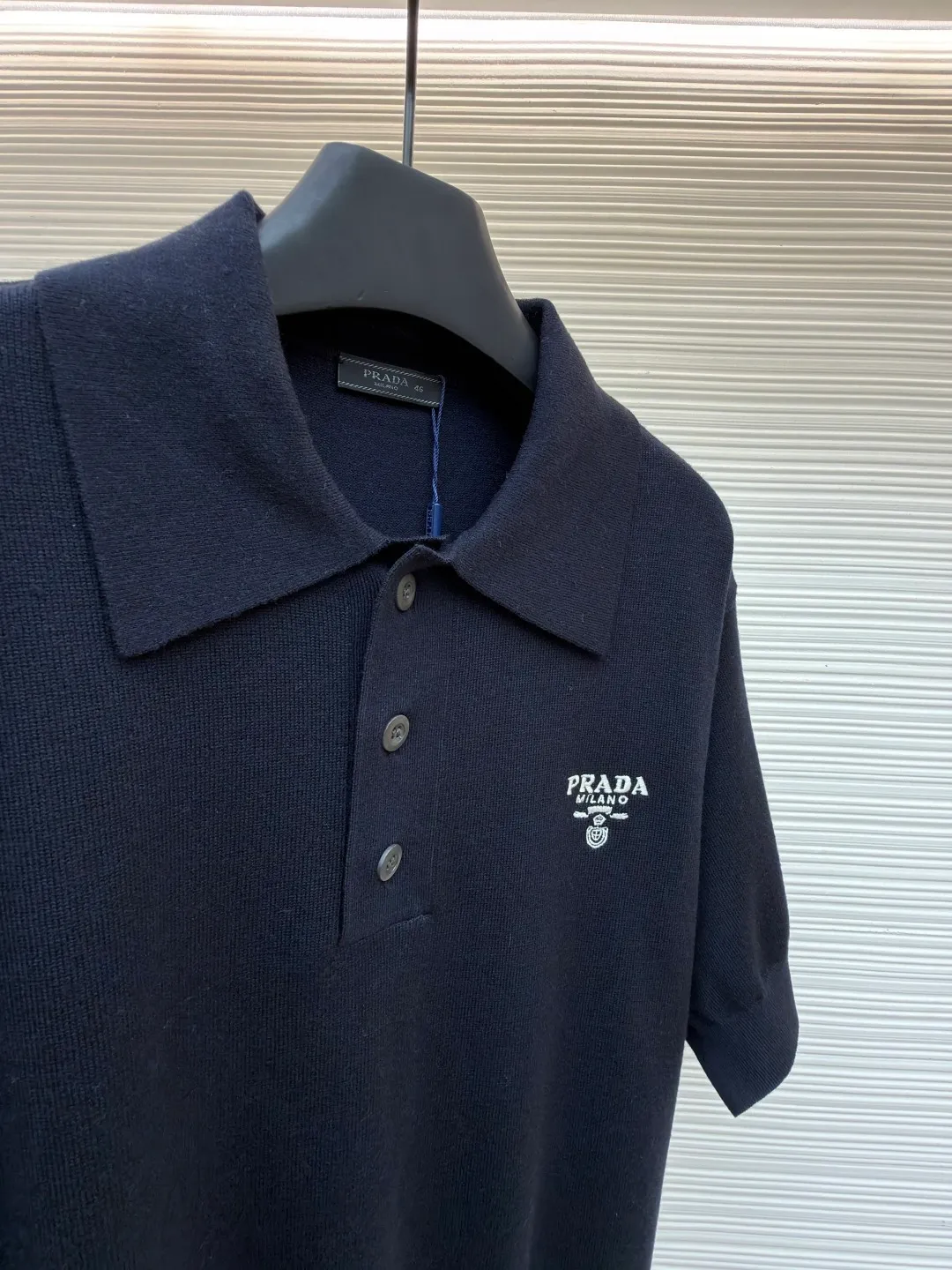 Prada embroidered lapel Polo shirt ●Original version: Purchased and developed for 11500 ●Item number: 1682410-A50 ●Fabric: 16-needle fine-needle woolen fabric ●Technology: embroidery production ●Color: black ●Version: Fitted version ●Weight: about 460 grams ●Size: 42-44-46-48 ●Description: Customized fine-needle 16-needle woolen fabric, comfortable, breathable, crisp and stylish The iconic Prada embroidered logo embellishes the front. It is sublimated by combining logo sweaters and Polo shirts. The three-dimensional silhouette optimizes body proportions and makes you slim. Fashionable and versatile, using imported machine embroidery. It uses advanced knitting technology and computer control system. Combined with the design (CAD) system to increase the layering and three-dimensionality of the embroidery. It uses seams and three-dimensional stitching. It uses specific sewing methods at the seams to make the clothes more three-dimensional and fit the body. The workmanship is cumbersome and complex. The neckline and armpit sleeves are narrowed by a disc sewing machine, and the edges are closed with an exposed jacquard effect. The prominent pattern formed on the fabric through a specific weaving process adds to the visual effect, making it neat and orderly. The overall wiring is straight and delicate, the fabric is comfortable and soft, and the color is consistent without color difference. It can be matched with the same style to create a fashionable look and control various occasions. Customized accessories, complete with three standards, same style for men and women!